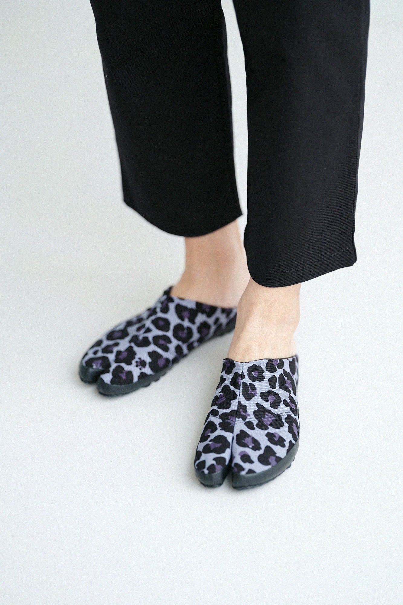【9月29日頃発送予定】貼付つっかけ足袋／depo leopard Midnight