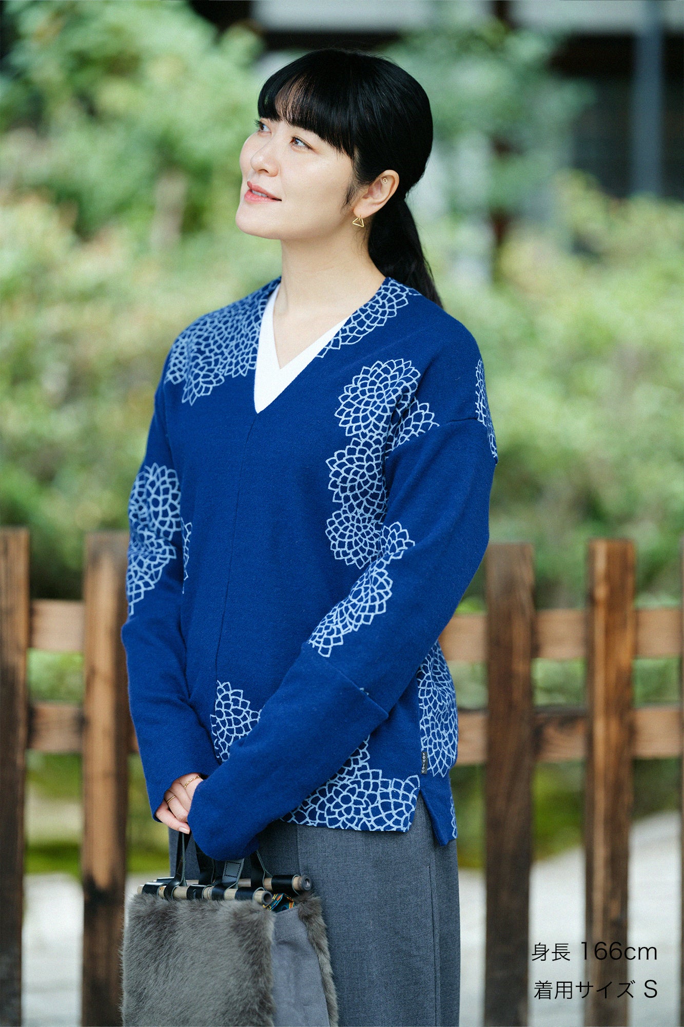 Combed Yarn Knit Bi-color Sleeve V Neck Kantoui/ Chrysanthemum in Clouds Prussian Blue