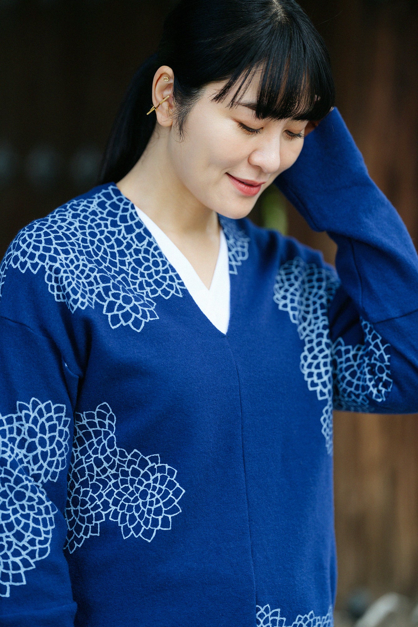 Combed Yarn Knit Bi-color Sleeve V Neck Kantoui/ Chrysanthemum in Clouds Prussian Blue