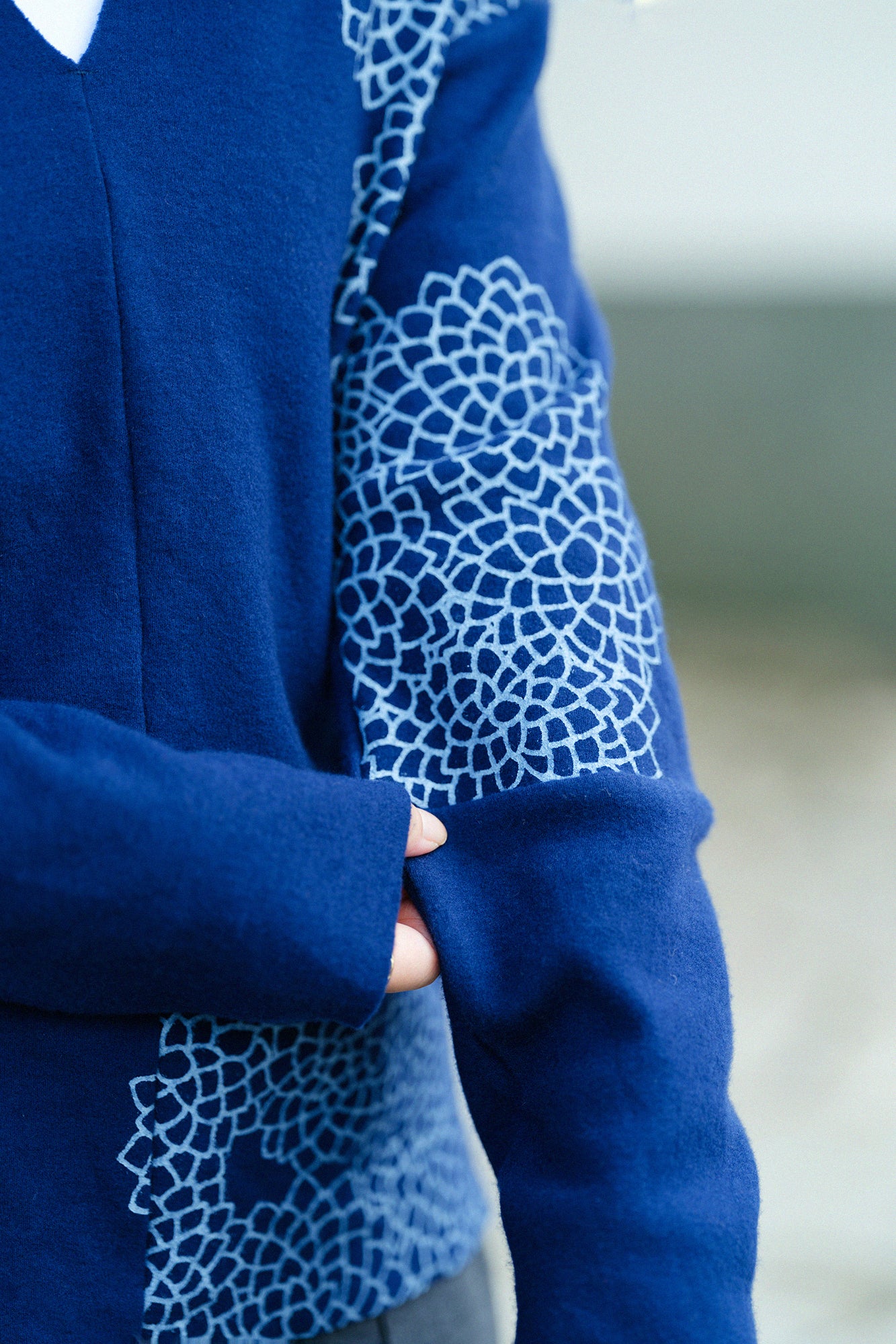 Combed Yarn Knit Bi-color Sleeve V Neck Kantoui/ Chrysanthemum in Clouds Prussian Blue