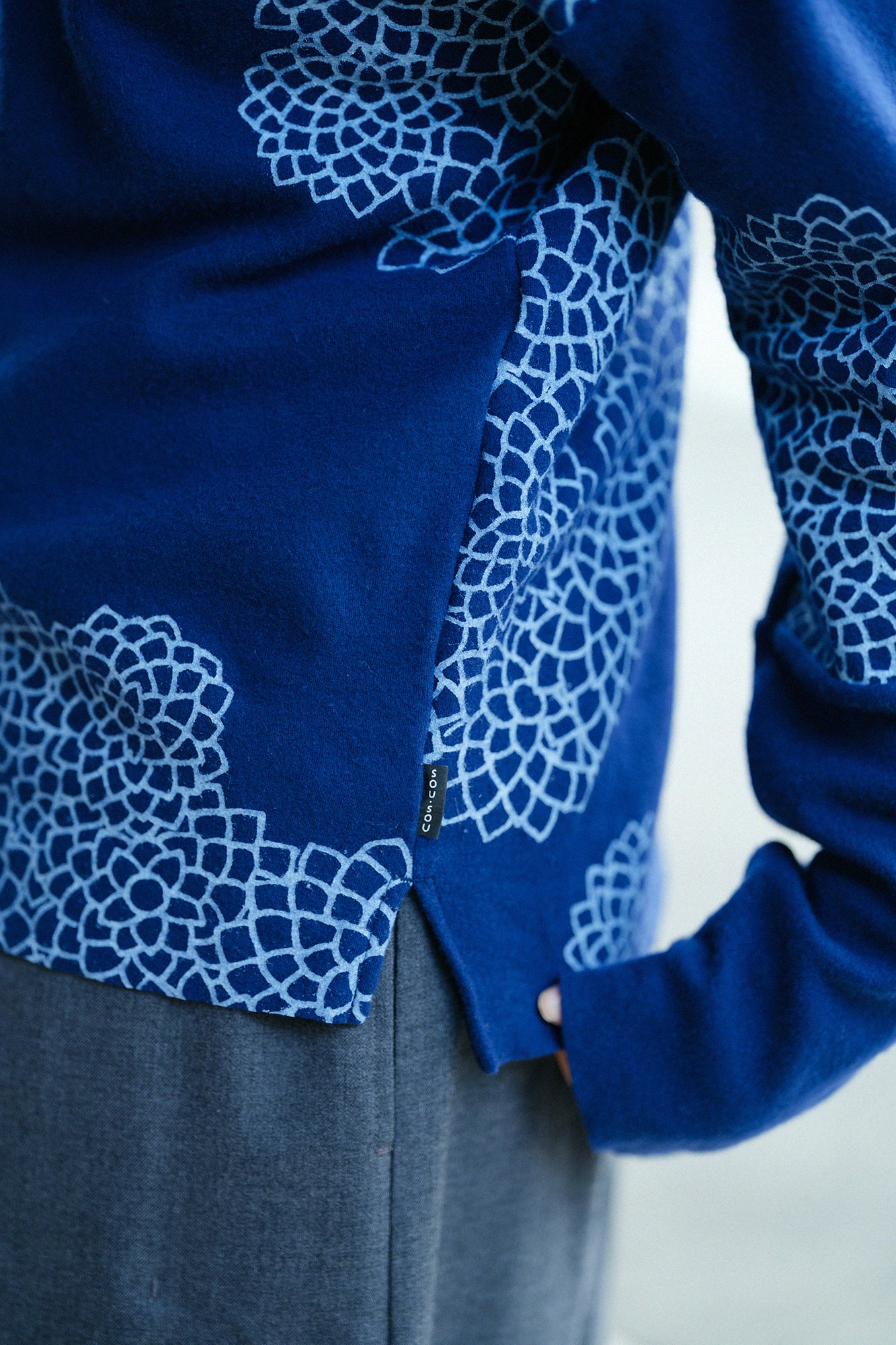 Combed Yarn Knit Bi-color Sleeve V Neck Kantoui/ Chrysanthemum in Clouds Prussian Blue