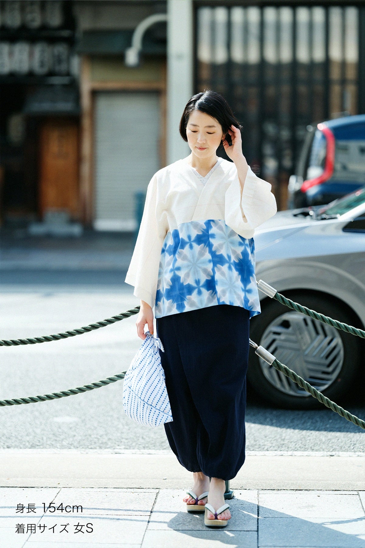 [Versand voraussichtlich um den 21. April] Mari-Baumwolle, Arimatsu Narumi Shibori, Ise-Baumwolle, Okatabira, kurze Länge (Mijikatake)/Streifenmuster (Shimabun) x Snowflower (Sekka), Blumenkorb (Hana Kuta), helles Ultramarin (Usuganjo)