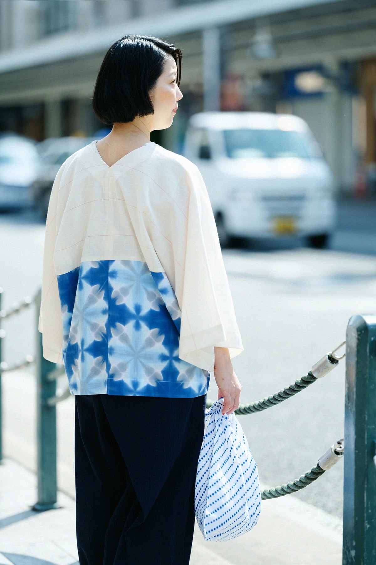 [Versand voraussichtlich um den 21. April] Mari-Baumwolle, Arimatsu Narumi Shibori, Ise-Baumwolle, Okatabira, kurze Länge (Mijikatake)/Streifenmuster (Shimabun) x Snowflower (Sekka), Blumenkorb (Hana Kuta), helles Ultramarin (Usuganjo)