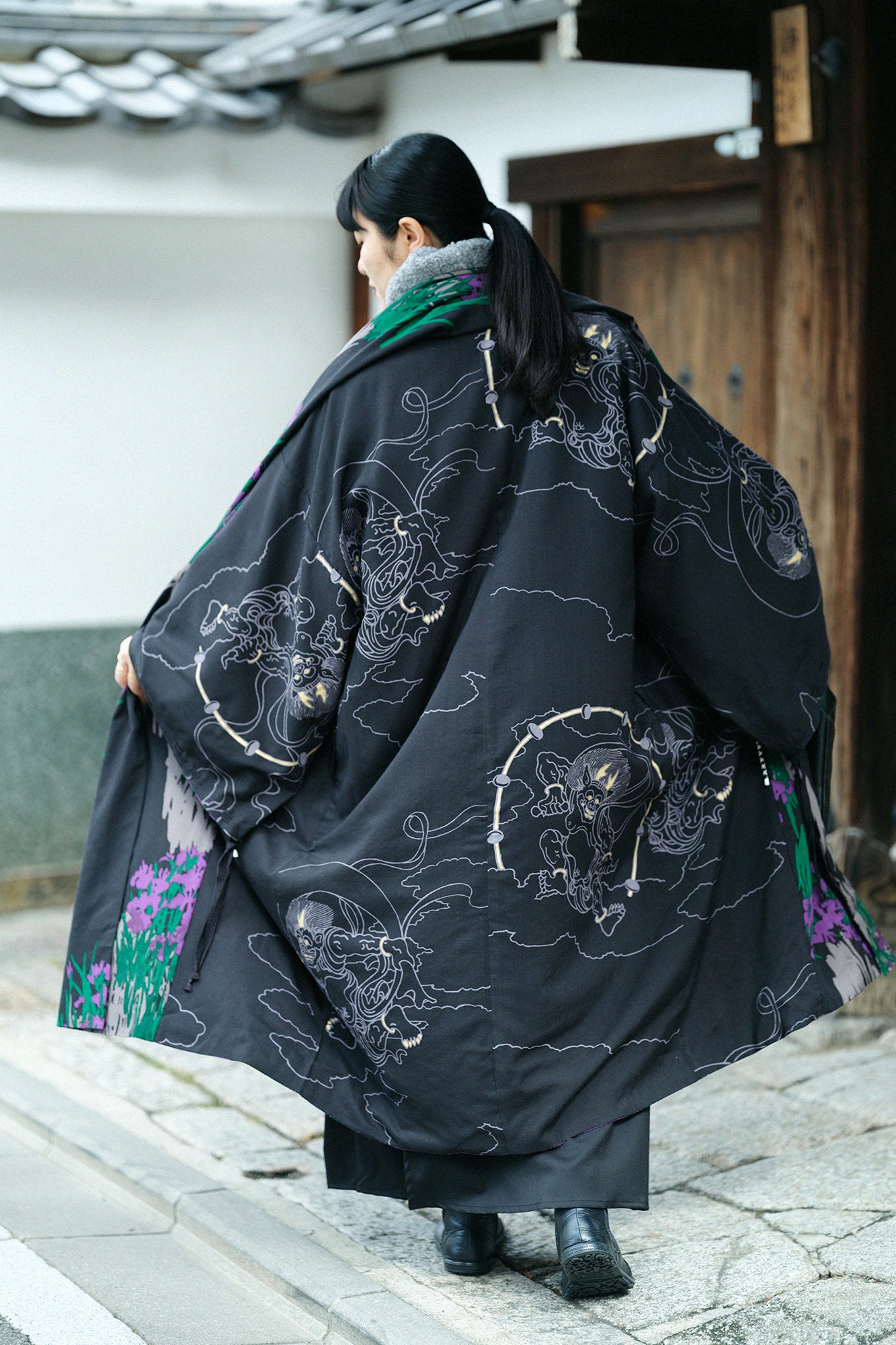 ソウソウ　羽織コート　梳毛×モスリン もじり袖 可逆　濡羽色×扇　着物みたい 梳毛（そもう）×モスリン もじり袖 可逆（かぎゃく）／濃灰（こいはい
