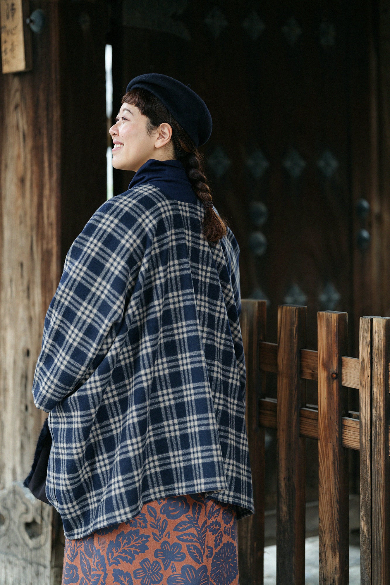 梳毛 格紋織 如月披風／暗藍色×榛果色