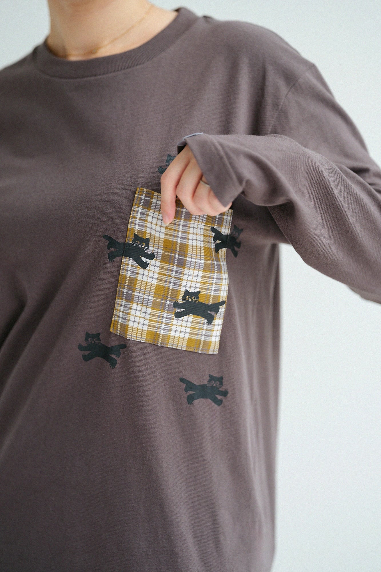 【9月29日頃発送予定】長袖 ポケットTシャツ[5.6]／チャコール×ねこ かけっこ