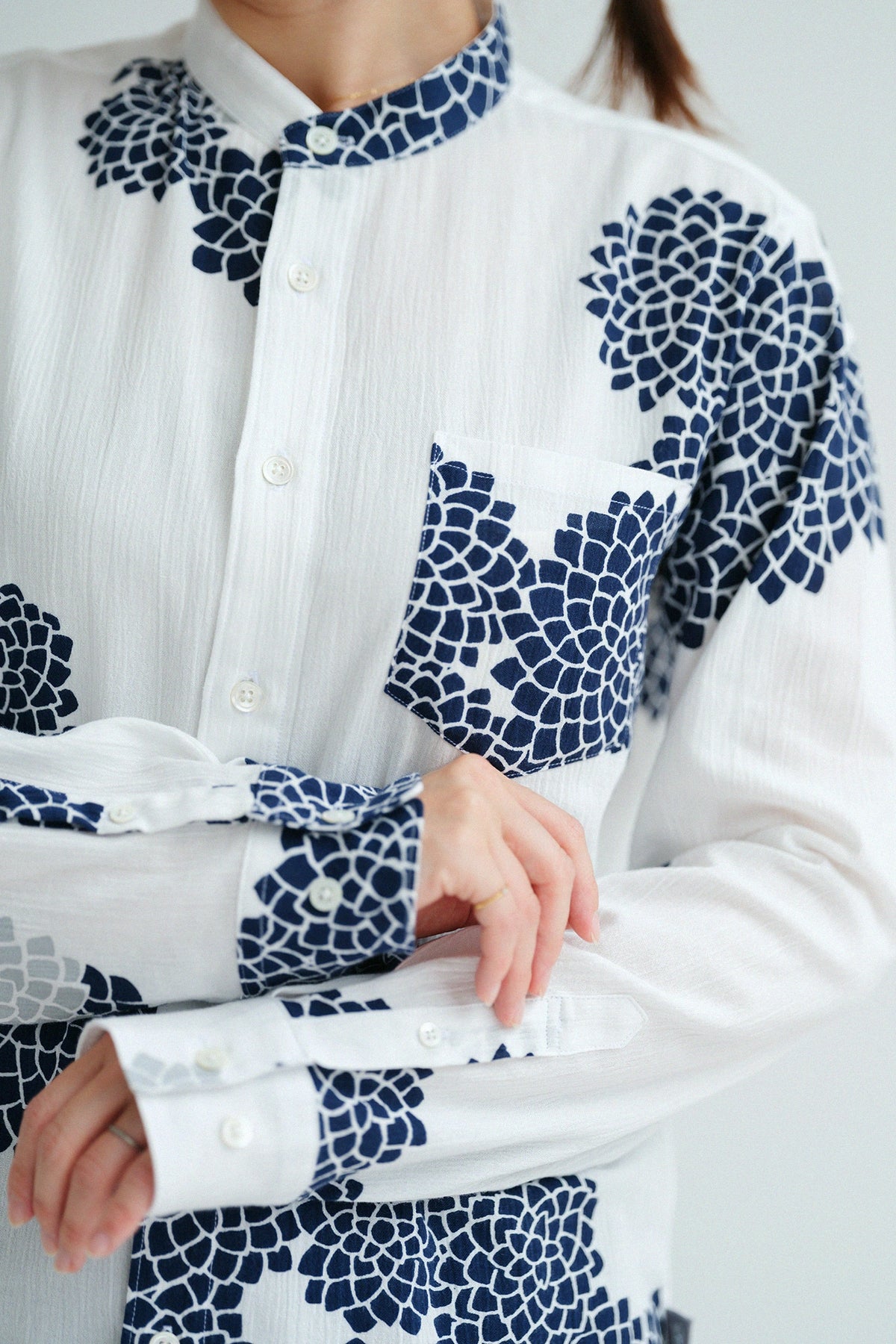 【Versand voraussichtlich um den 29. September】Chizimi-Baumwolle 20/20 Stand Collar Shirt / Kiku in den Wolken 