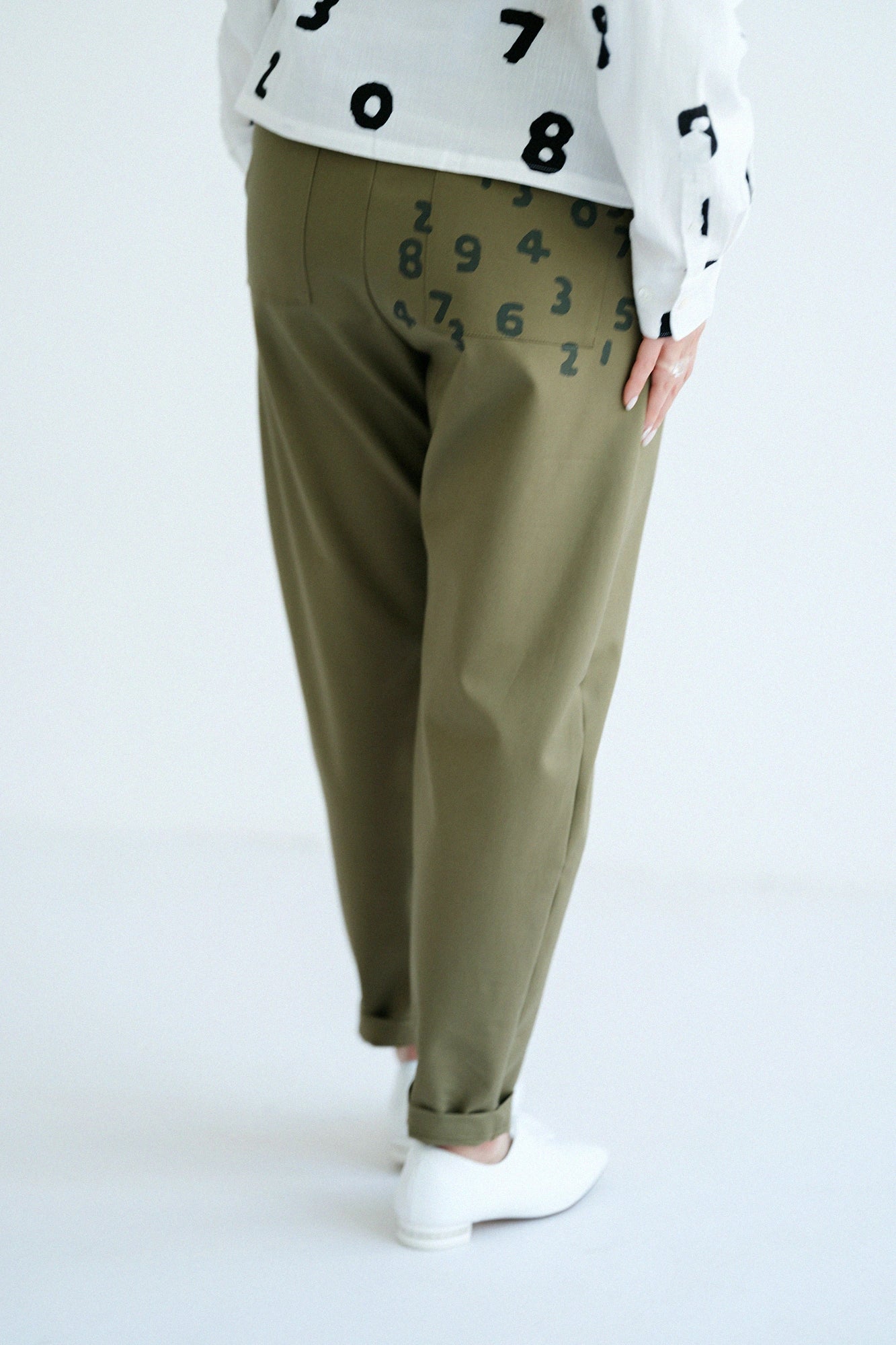 [Versand voraussichtlich um den 17. März] Leicht zulaufende Hose mit doppeltem Cross-Stretch/Olivgrün