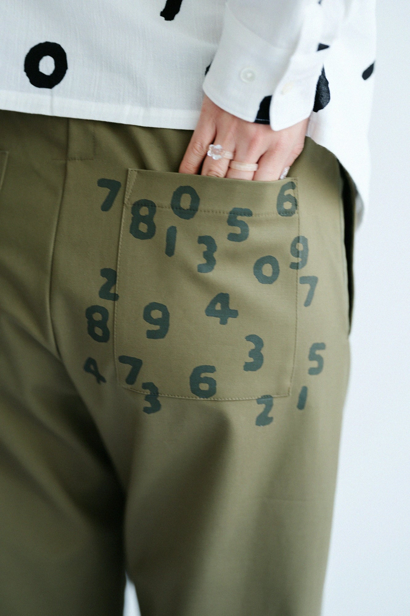 [Versand voraussichtlich um den 17. März] Leicht zulaufende Hose mit doppeltem Cross-Stretch/Olivgrün