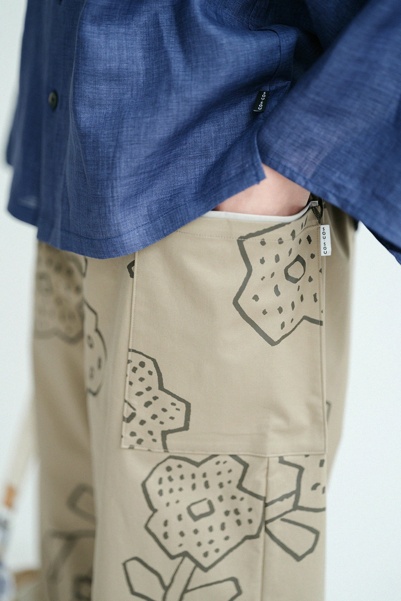 伸 逆綾 方袋（ほうび）もんぺ／はななえ ちらし 空五倍子色（うつふしいろ）