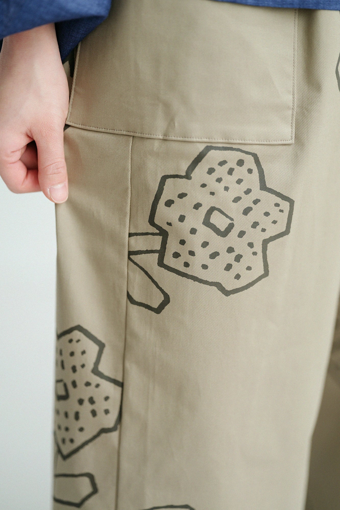 伸 逆綾 方袋（ほうび）もんぺ／はななえ ちらし 空五倍子色（うつふしいろ）