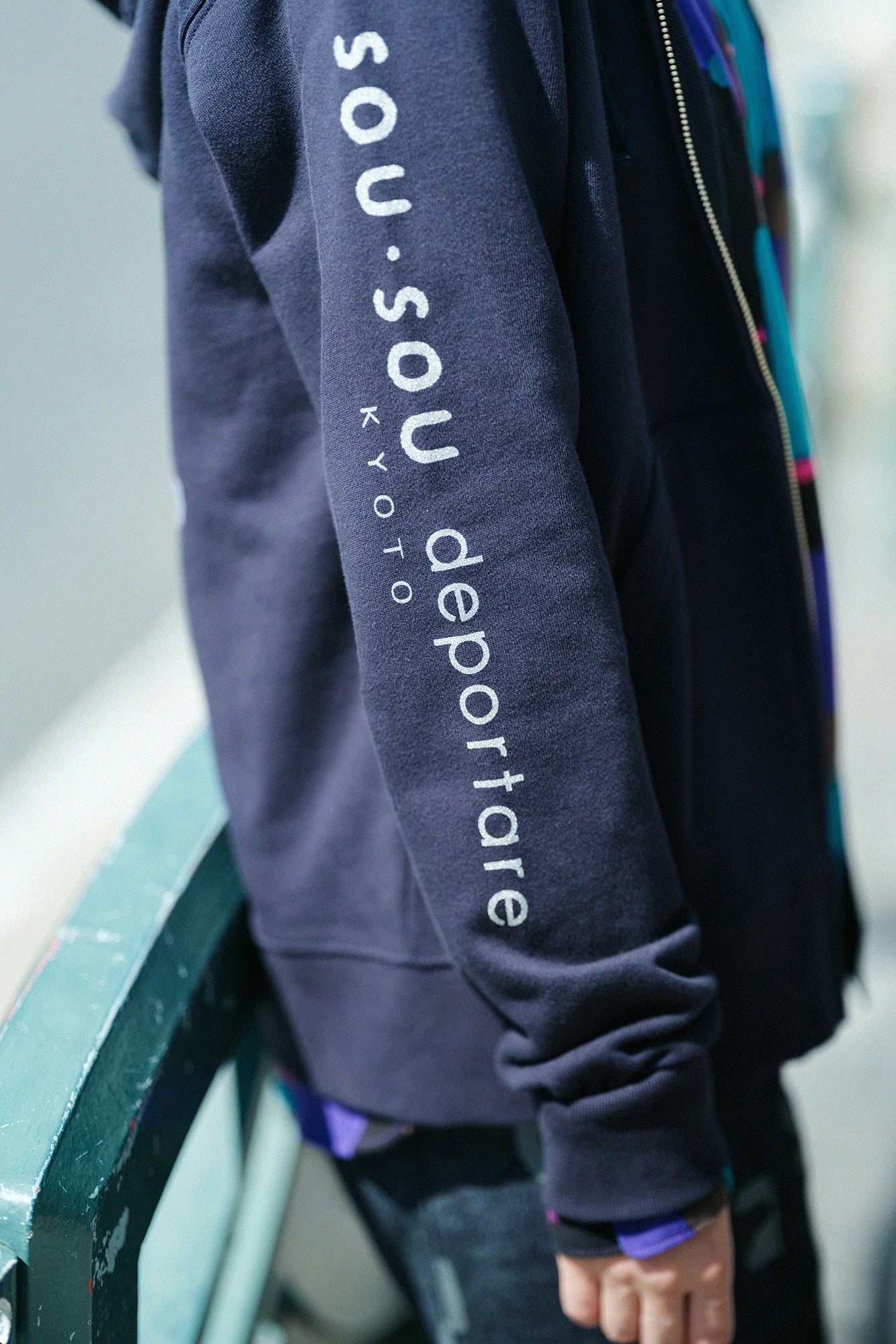 【กำหนดจัดส่งราววันที่ 29 กันยายน】เสื้อสเวตเตอร์มีฮู้ดซิปอัพ เดโพลตาเล ZIP UP[9.7]／ดาร์กเนวี่ 