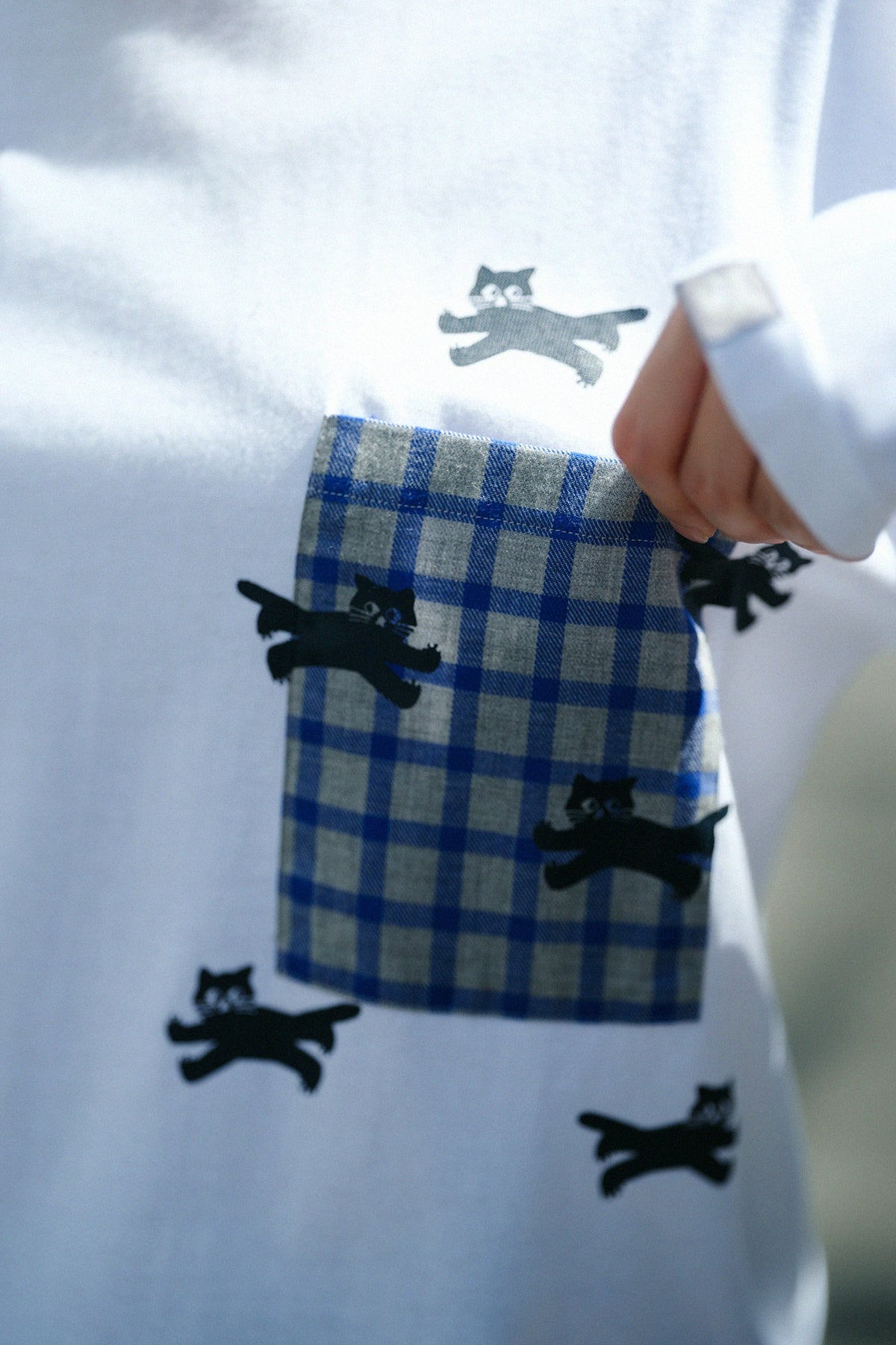 【9月29日頃発送予定】長袖 ポケットTシャツ[5.6]／ホワイト×ねこ かけっこ