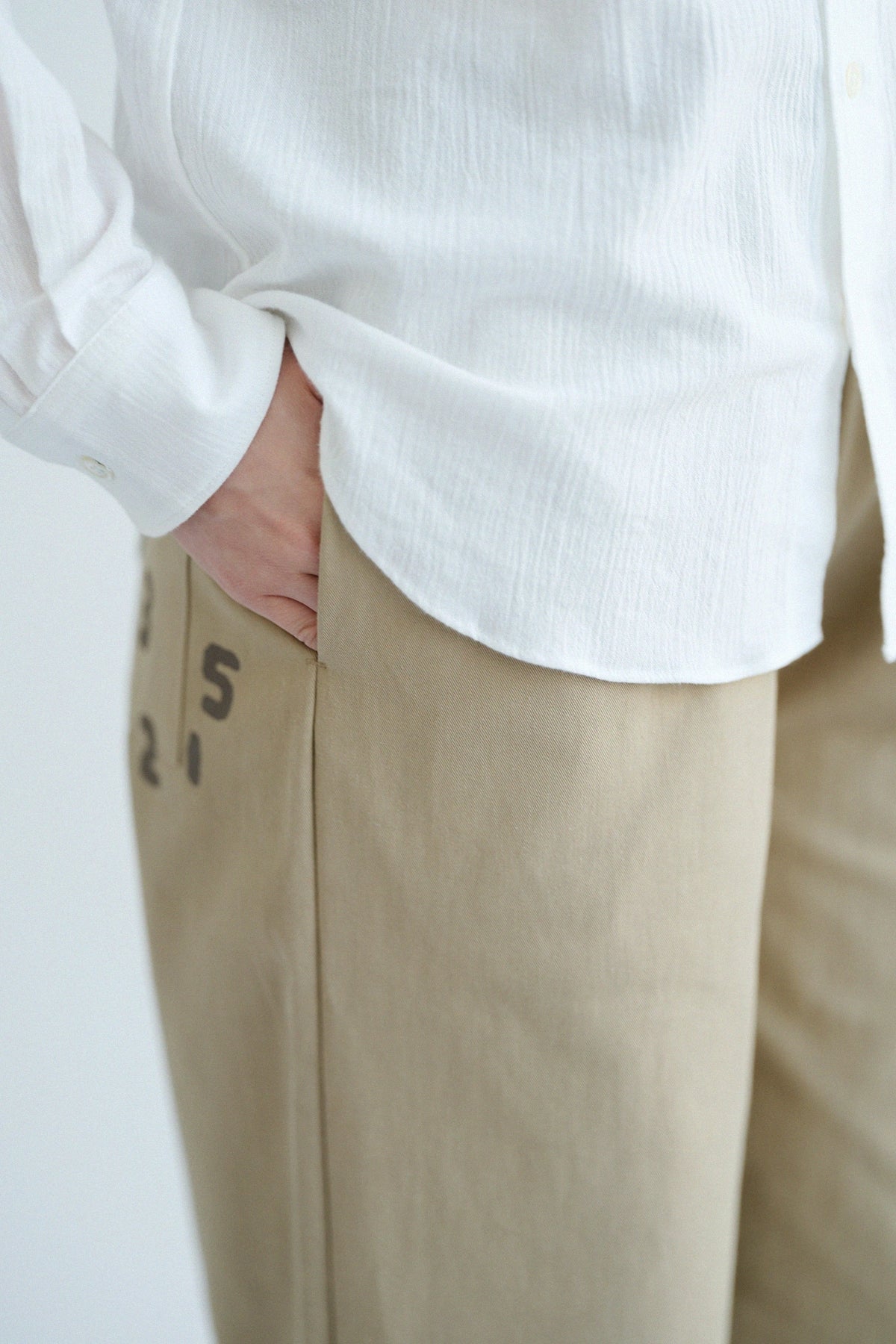 [Versand voraussichtlich um den 17. März] Weite Chino-Cross-Hose/Camel