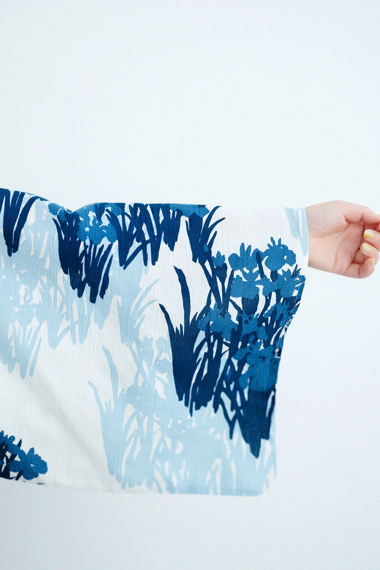 [Expédition prévue vers le 23 juin] Takashima Chijimi 20/20 Teinture indigo (Ainasen) Haut de robe en herbe/Paravent à fleurs d'iris Korin (Kakitsubatazubyobu) Copie (Utsushi)