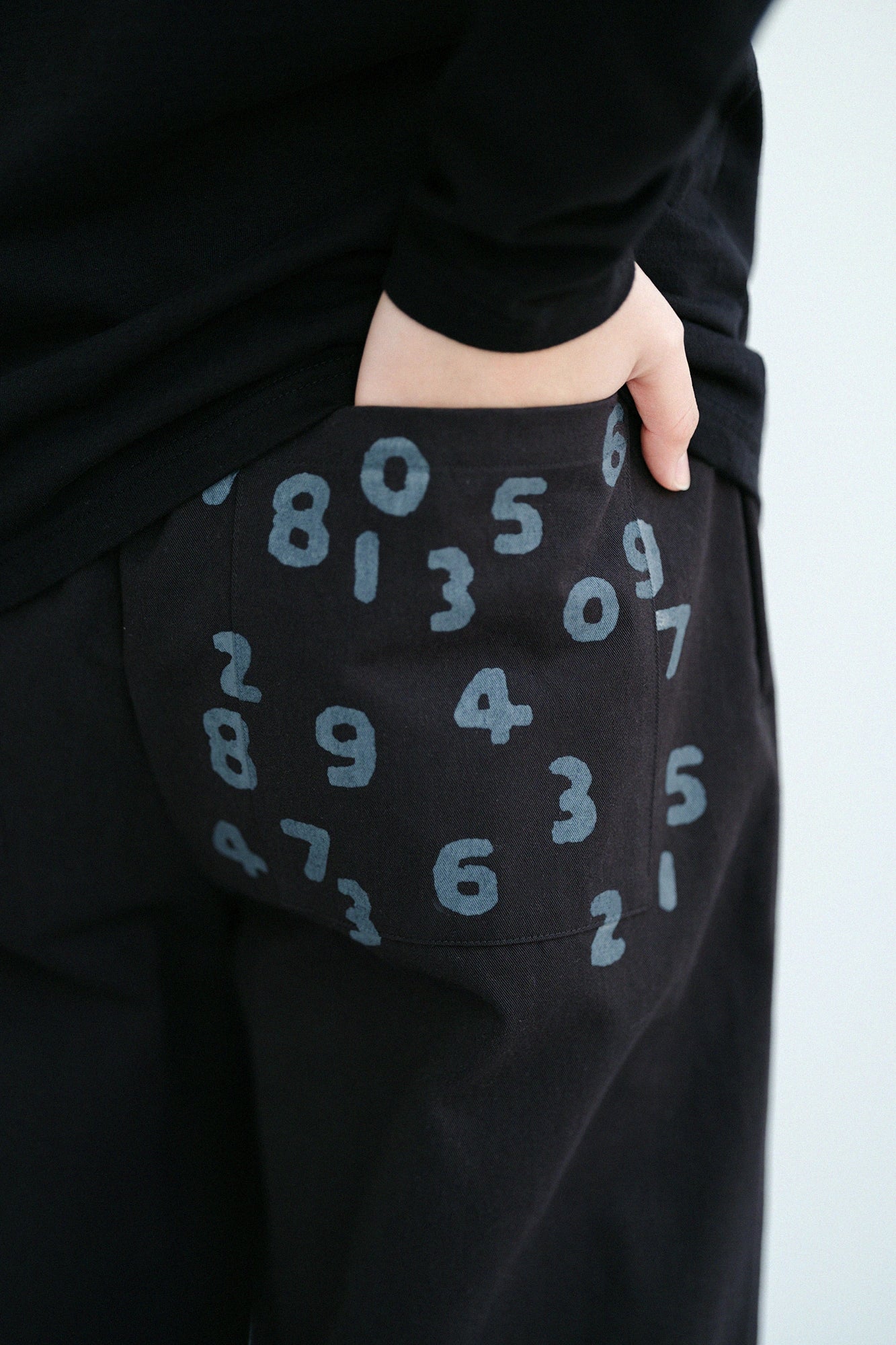 [Versand voraussichtlich um den 17. März] Chino-Cross-Hose mit weitem Schnitt/Schwarz