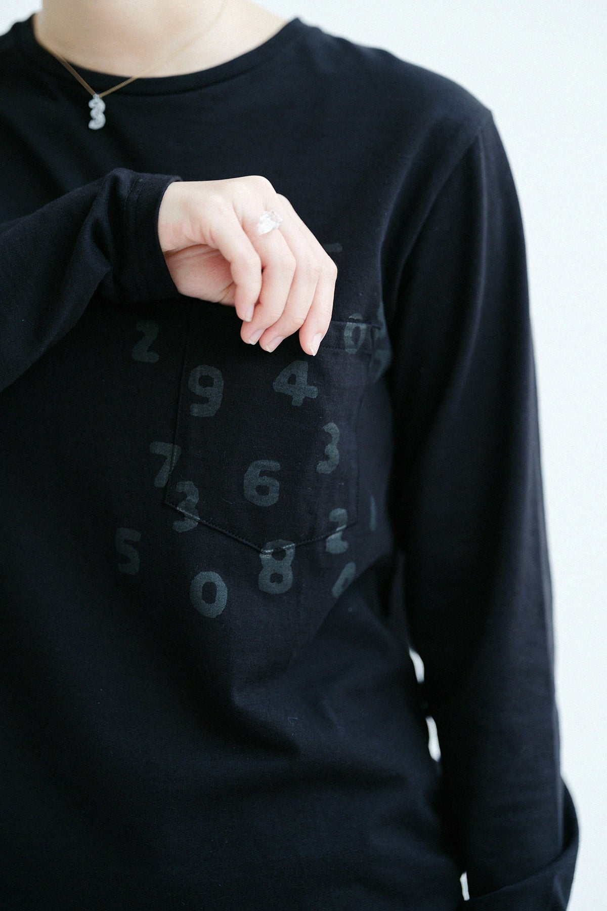 [Versand voraussichtlich um den 17. März] Plattiertes Jersey-T-Shirt mit langen Ärmeln und Taschen/Schwarz