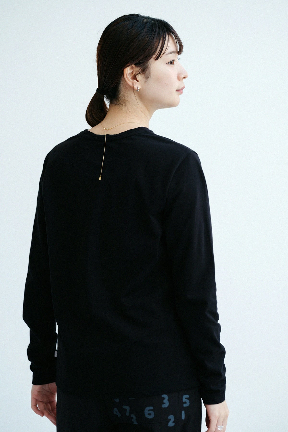 [Versand voraussichtlich um den 17. März] Plattiertes Jersey-T-Shirt mit langen Ärmeln und Taschen/Schwarz