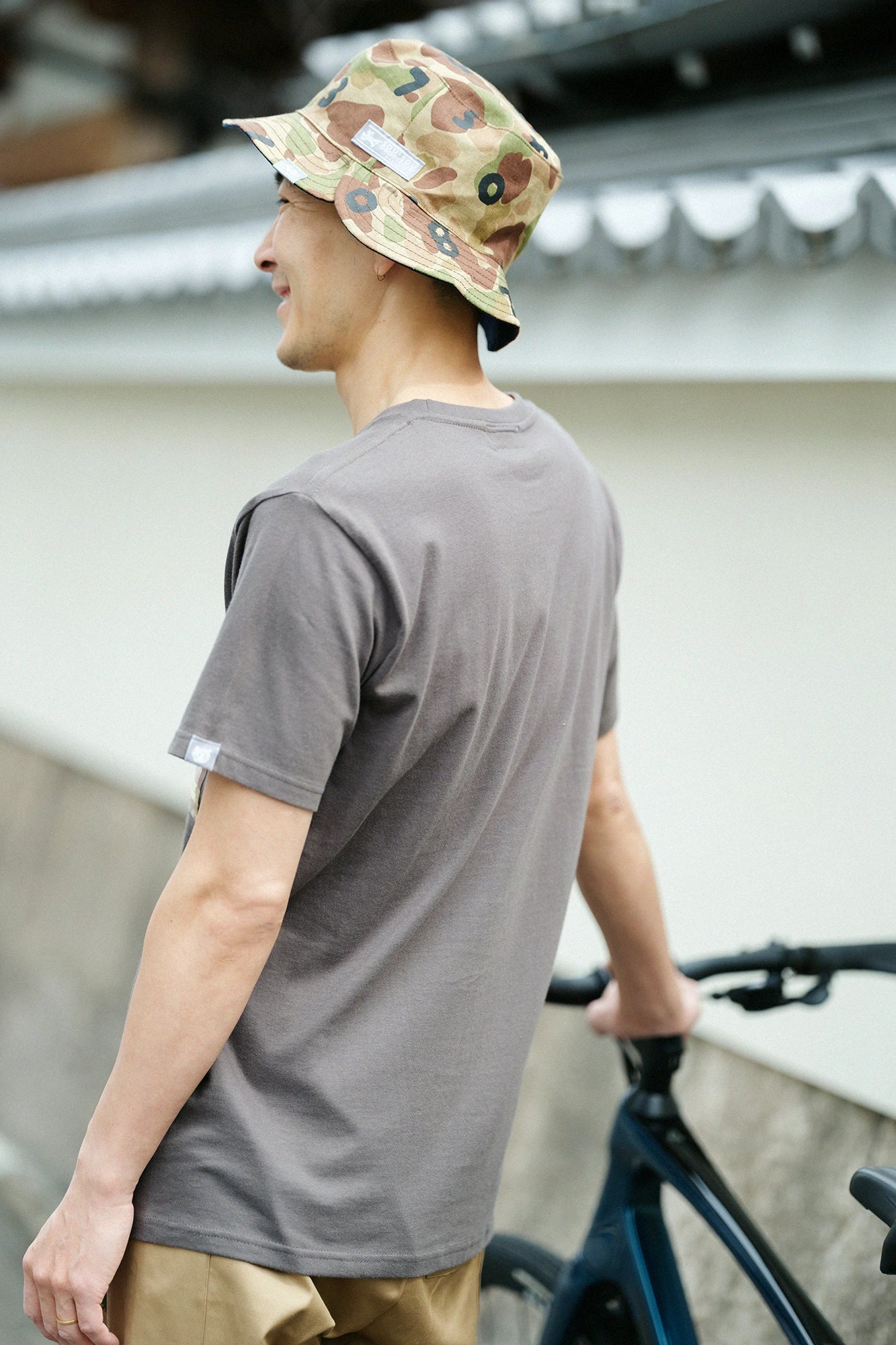 半袖 ポケットTシャツ[5.0]／チャコール×SO-SU-U昆（こん）