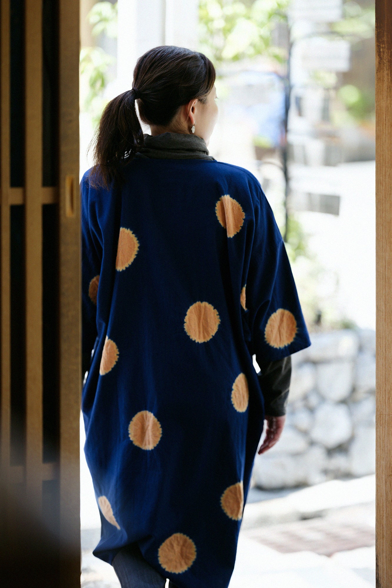 近清紮染 棉毛斜紋織 圓弧袖長方形洋裝／大圓點 寶藍色×黃丹色