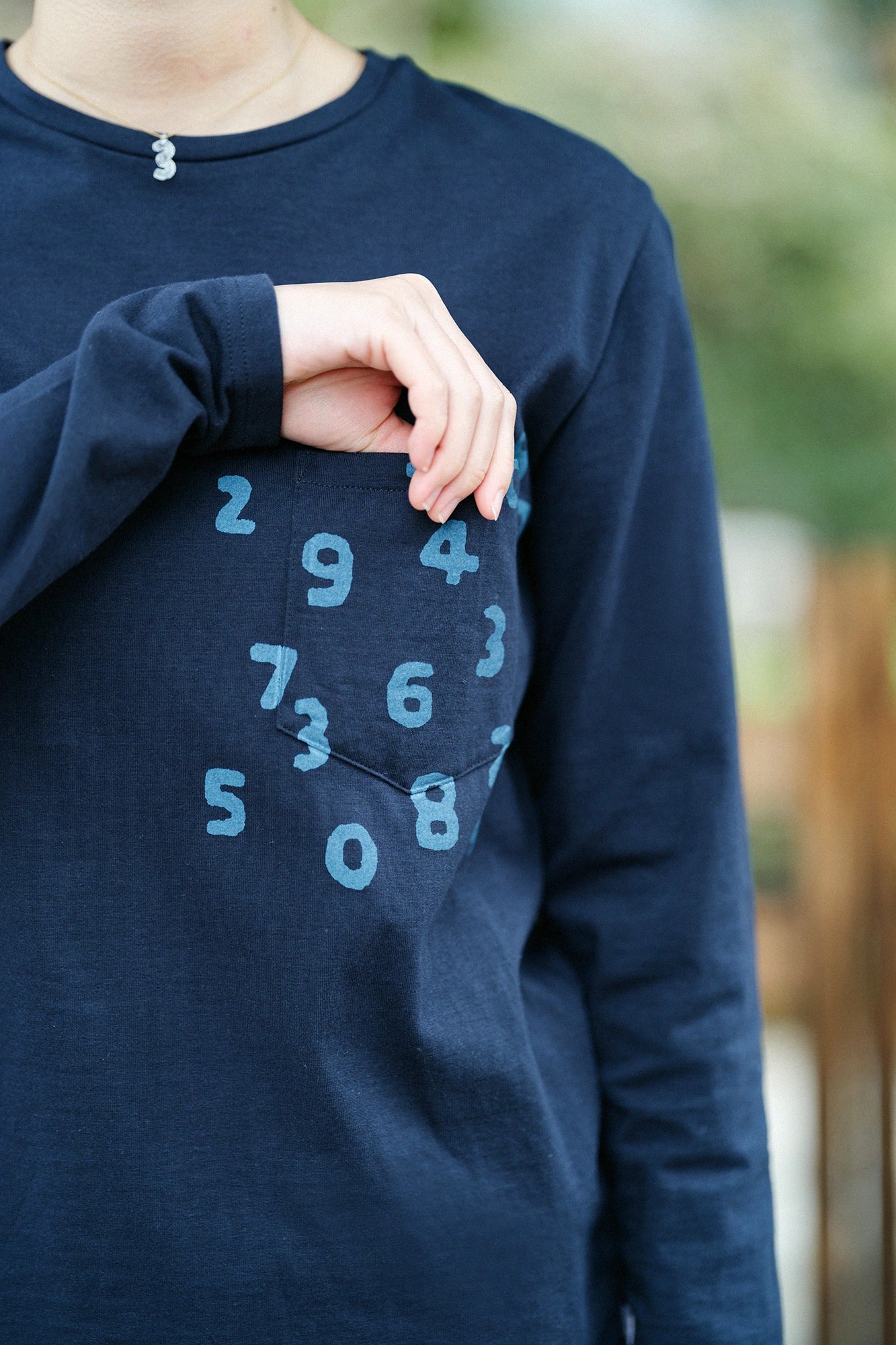 [Expédition prévue vers le 17 mars] T-shirt à manches longues et poche en jersey plaqué/Noir marine