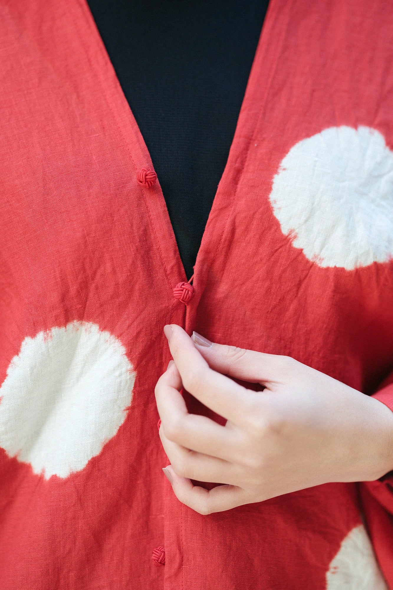 【Scheduled to ship around Mar 3】Konsei Tie-dye Linen Hatsuki Cardigan／Large Polka Dots Dark Red×White