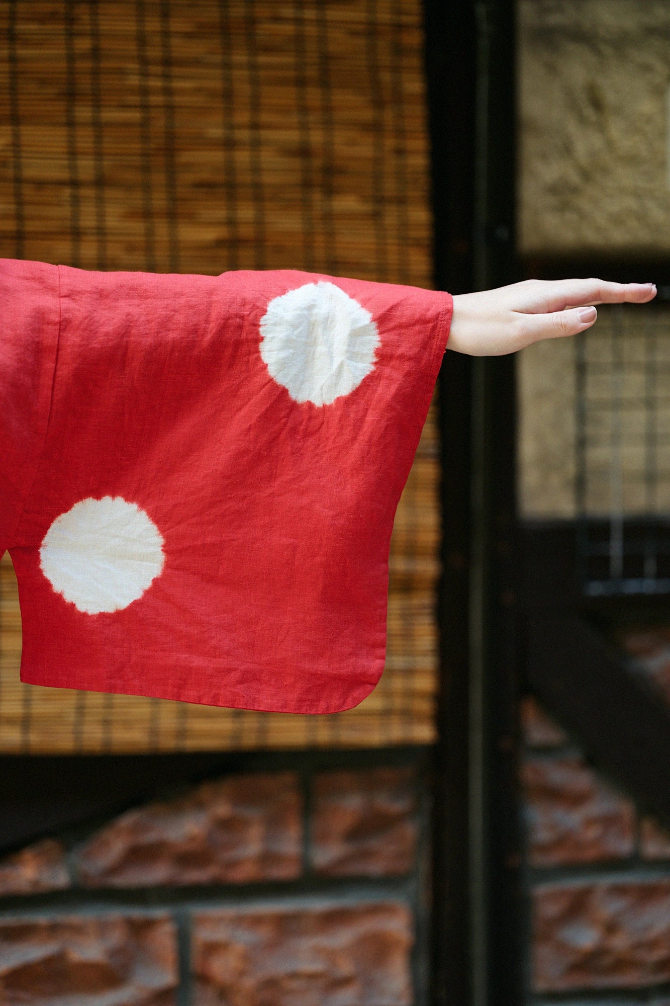 【Scheduled to ship around Mar 3】Konsei Tie-dye Linen Hatsuki Cardigan／Large Polka Dots Dark Red×White