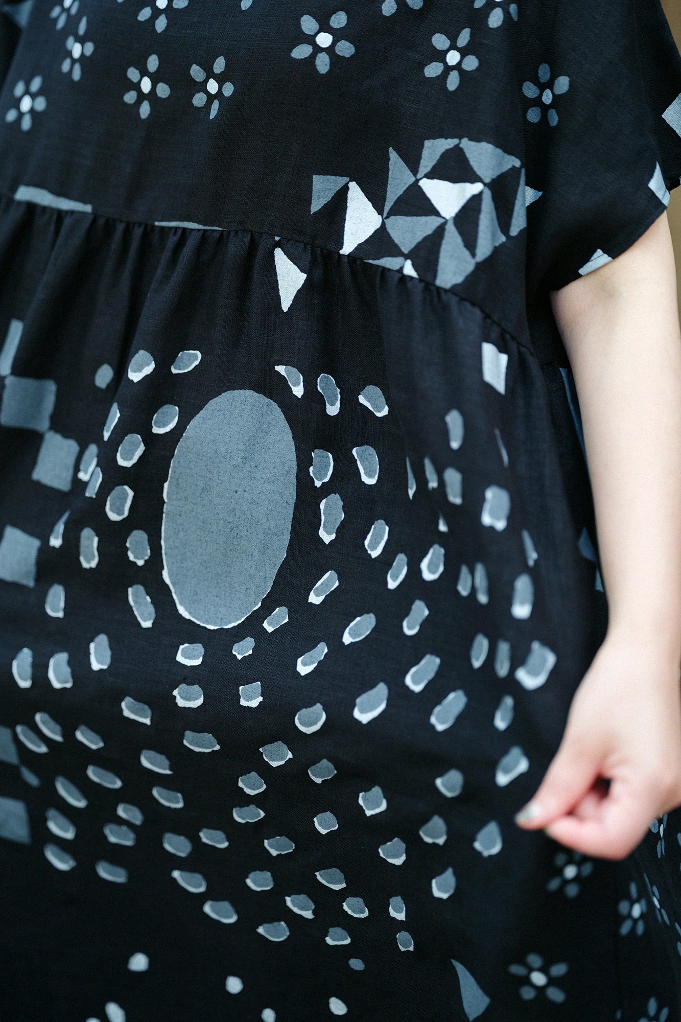 [Versand voraussichtlich um den 7. Juli] Faltenkleid aus Leinen/Tamatebako Kei Schwarz