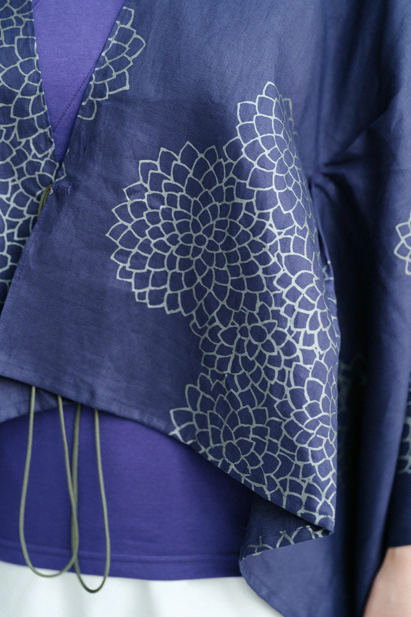 【3월 3일경 발송 예정】마 키사라기 짧은타입／쿠모마니(구모마니) 국화와 여백 남색 