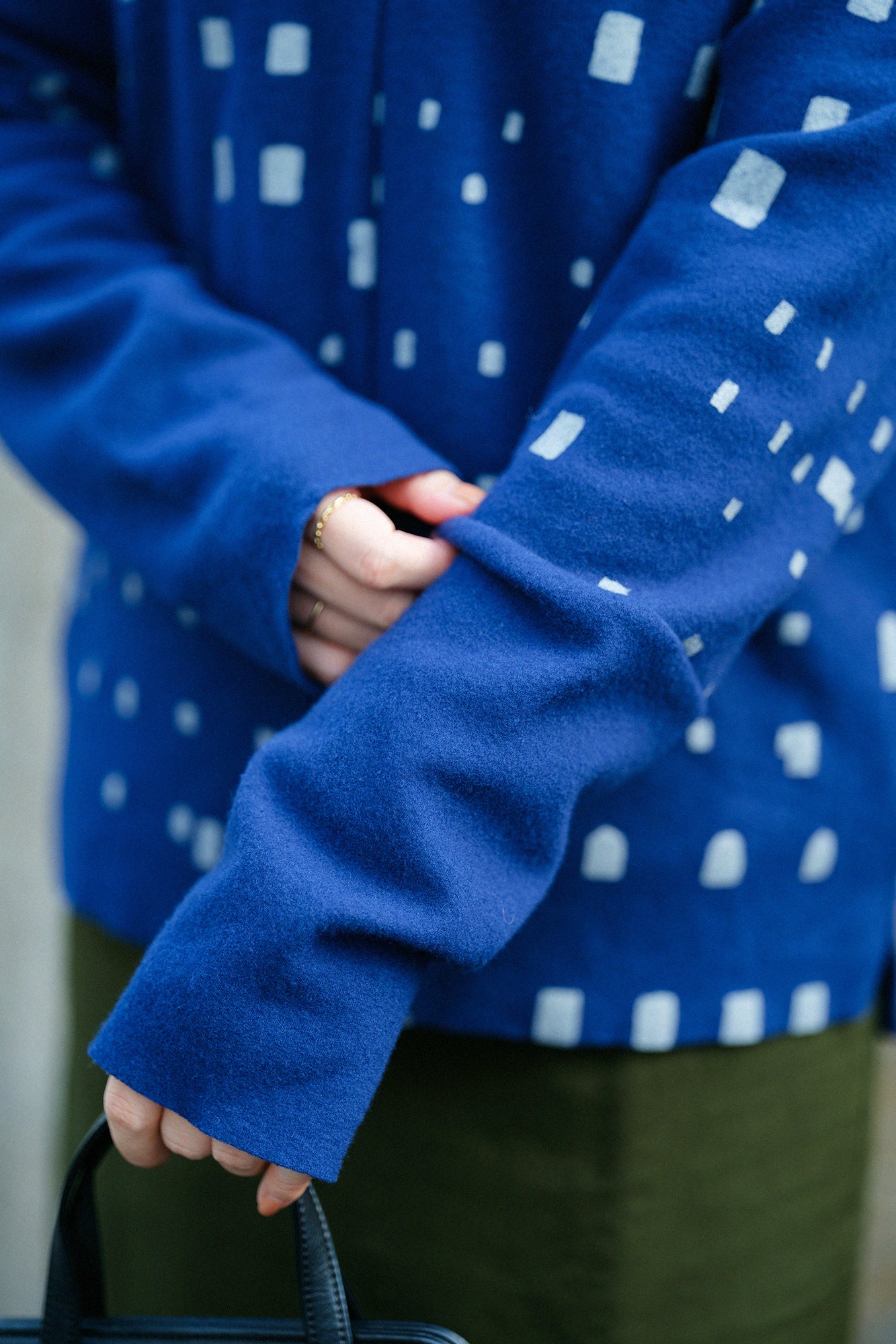 梳毛 針織 雙色袖V領貫頭衣／窗 寶藍色