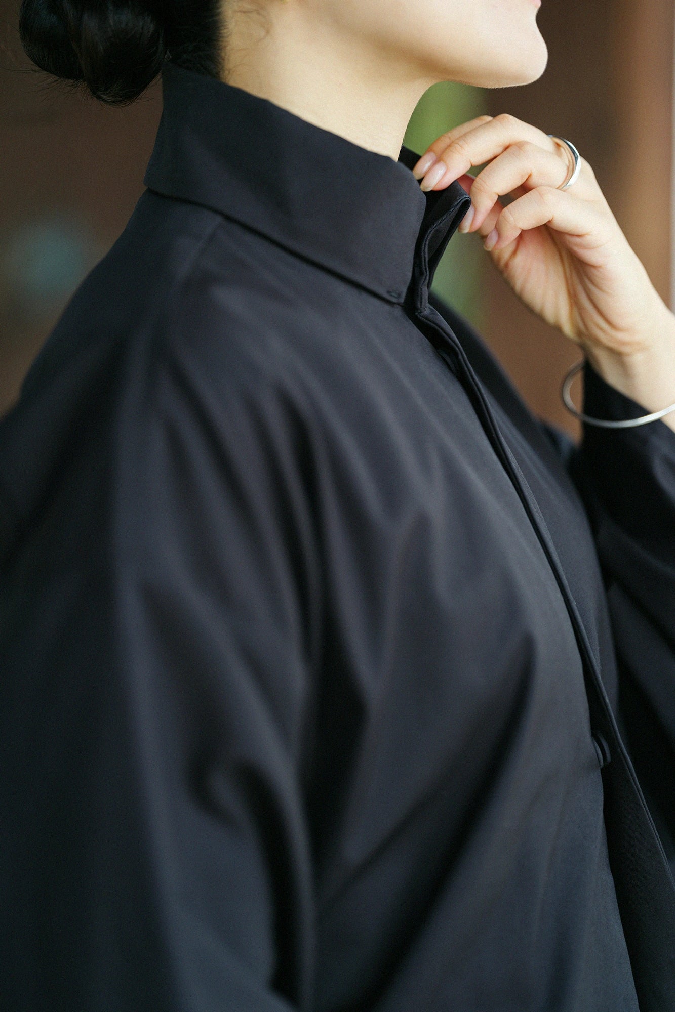 【Voraussichtlicher Versand um den 22. September】 Hochdichtes Gabardine-Jacke mit eingearbeiteten Schulterpolstern / Haselnussfarbe 