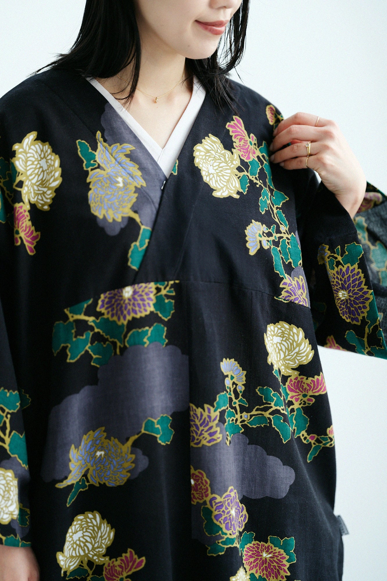 【Versand voraussichtlich ab dem 3. März】Iseki Ori Bun (Bun) großer Furoshiki (Ōkatabira)/Kumodori mit Chrysantheme 