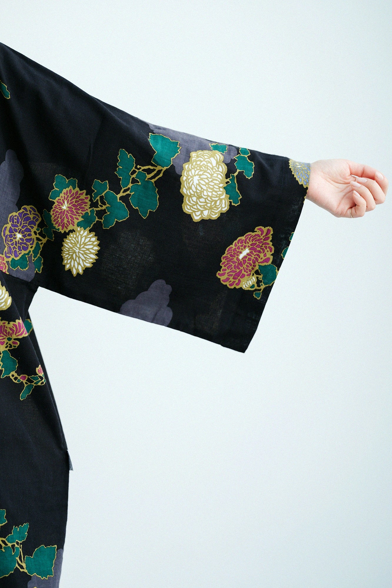 【Versand voraussichtlich ab dem 3. März】Iseki Ori Bun (Bun) großer Furoshiki (Ōkatabira)/Kumodori mit Chrysantheme 