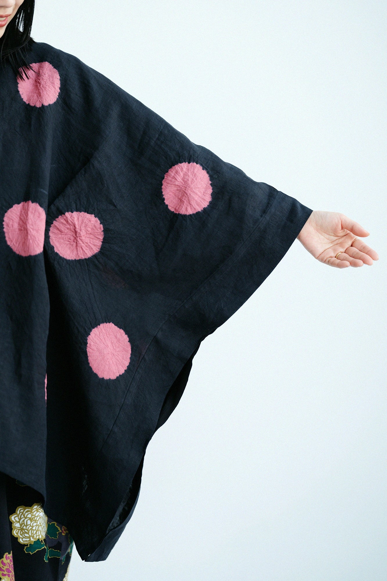 【Scheduled to ship around Mar 3】Konsei Tie-dye Linen Kisaragi Poncho／Large Polka Dots Black×Purplish Red