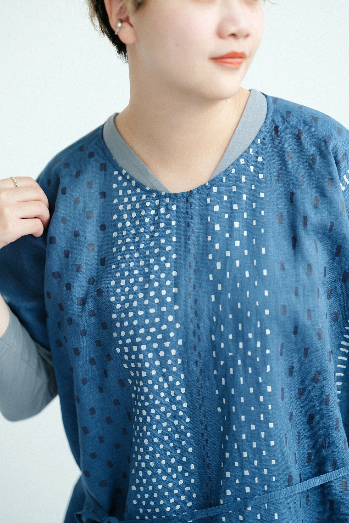 [Versand voraussichtlich ab dem 3. März] Hanf Langform-Kimono (Chouhoukei) / Araresima und Yohaku, Indigo Akzentfarbe (Noshimeiro) 