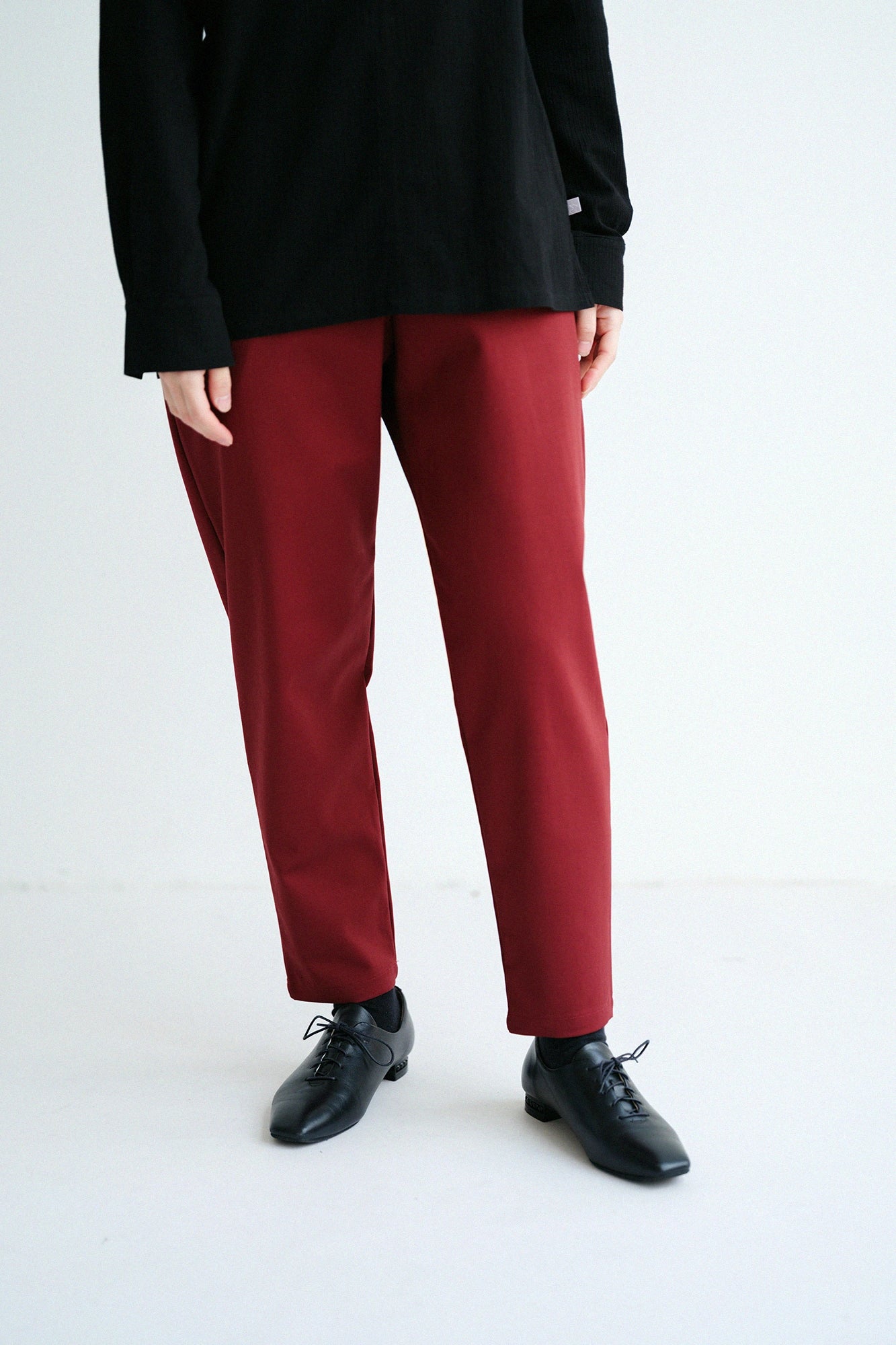 【3月17日頃発送予定】ダブルクロスストレッチ イージーテーパードパンツ／ボルドー