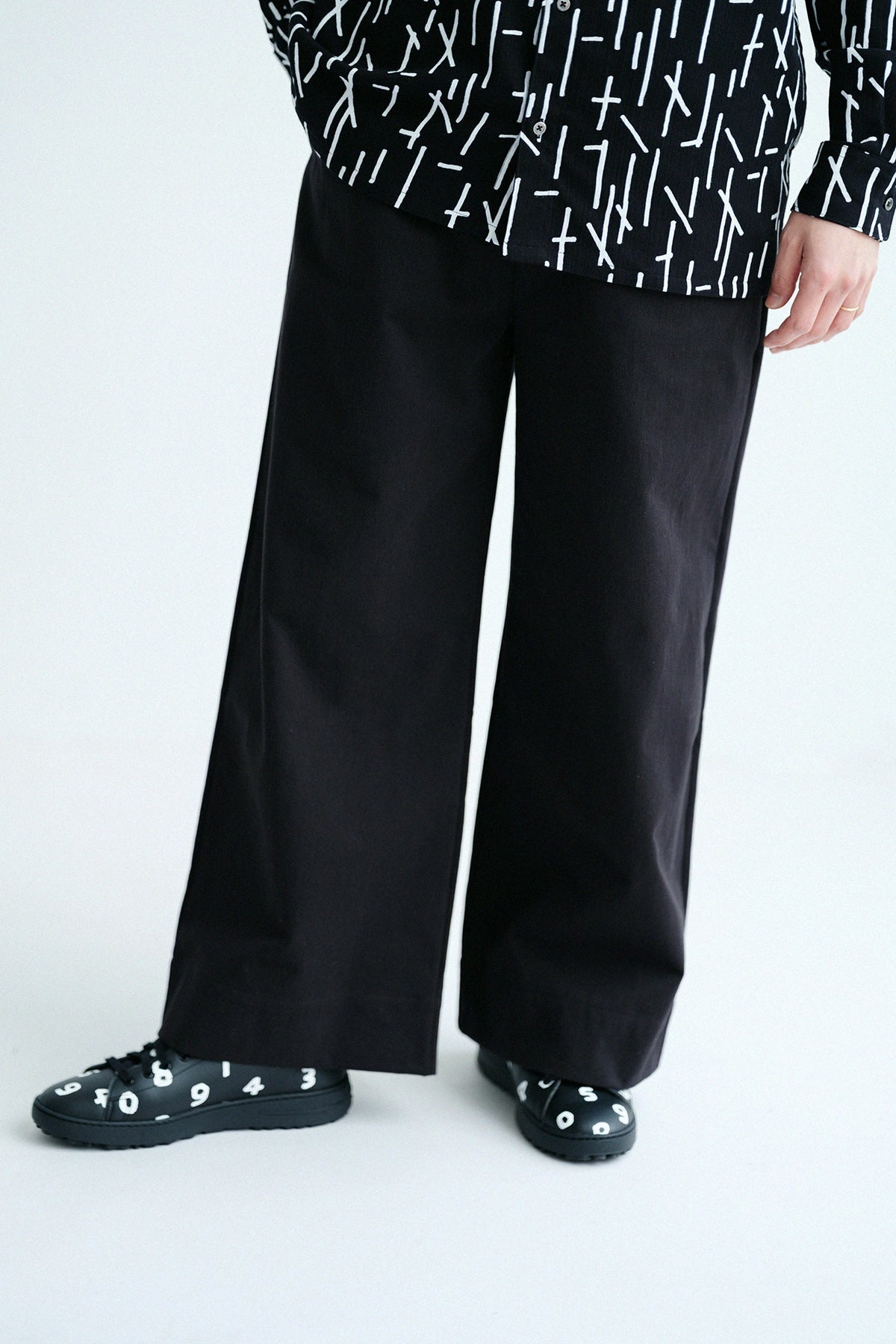 [Versand voraussichtlich um den 17. März] Chino-Cross-Hose mit weitem Schnitt/Schwarz