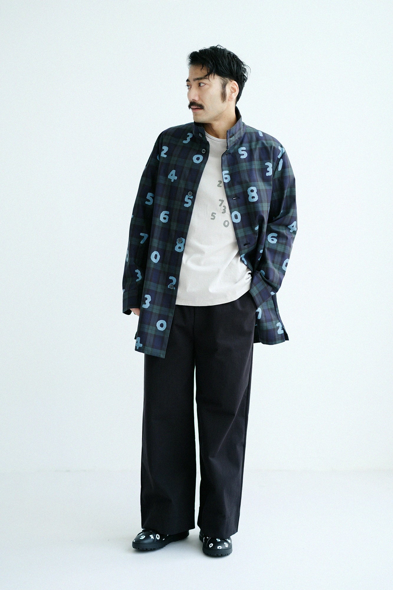 [Versand voraussichtlich um den 17. März herum] Plattiertes Jersey-T-Shirt mit langen Ärmeln und Taschen/Sandbeige