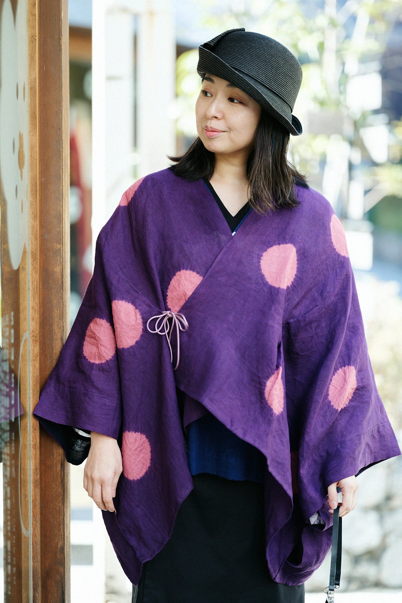 【Scheduled to ship around Mar 3】Konsei Tie-dye Linen Kisaragi Poncho Short／Large Polka Dots Dark Purple×Purplish Red