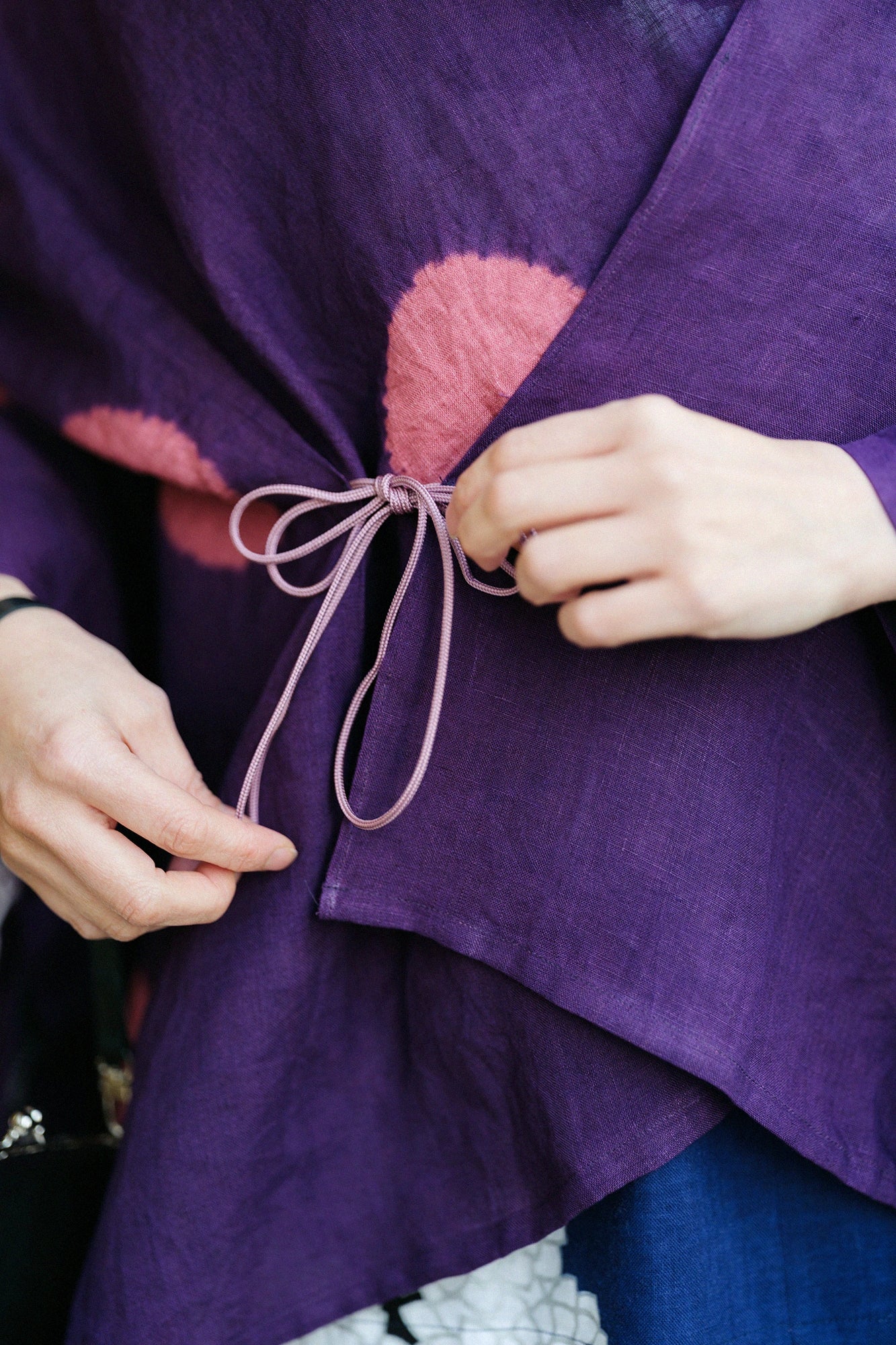 【Scheduled to ship around Mar 3】Konsei Tie-dye Linen Kisaragi Poncho Short／Large Polka Dots Dark Purple×Purplish Red