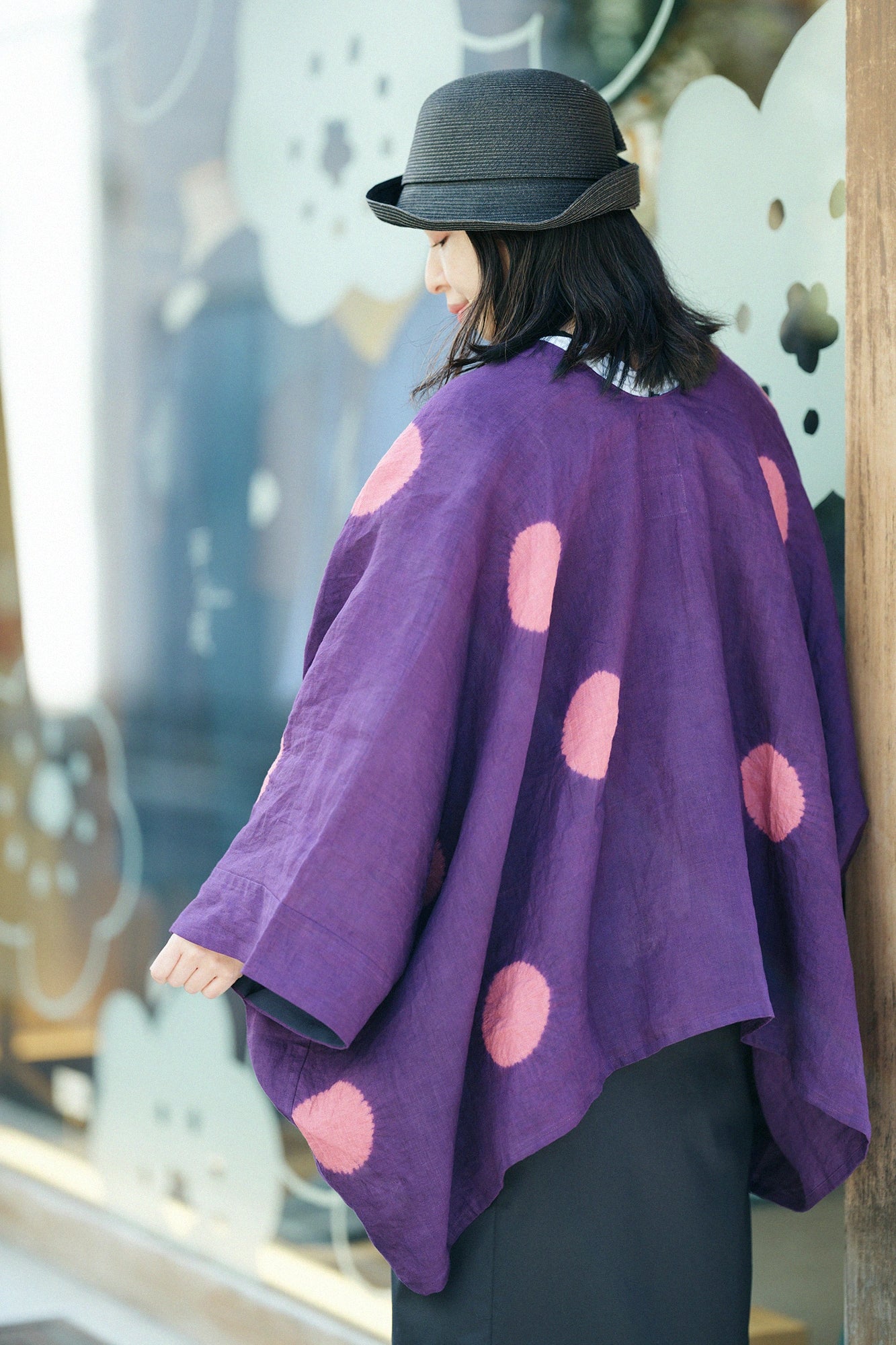 【Scheduled to ship around Mar 3】Konsei Tie-dye Linen Kisaragi Poncho Short／Large Polka Dots Dark Purple×Purplish Red
