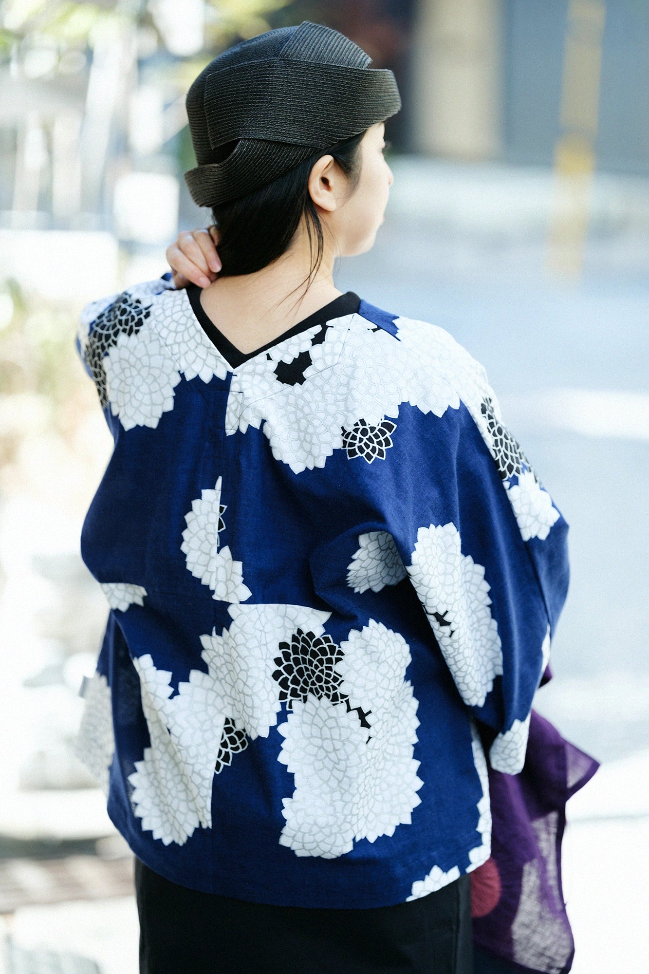 [Versand voraussichtlich um den 3. März] Iseki-Orimoto Bun (Stil) Ōkatabira (großer Kimono) Kurz (mijikatake) / Kumoma (zwischen den Wolken) mit Chrysantheme Ryōya (gute Nacht) 