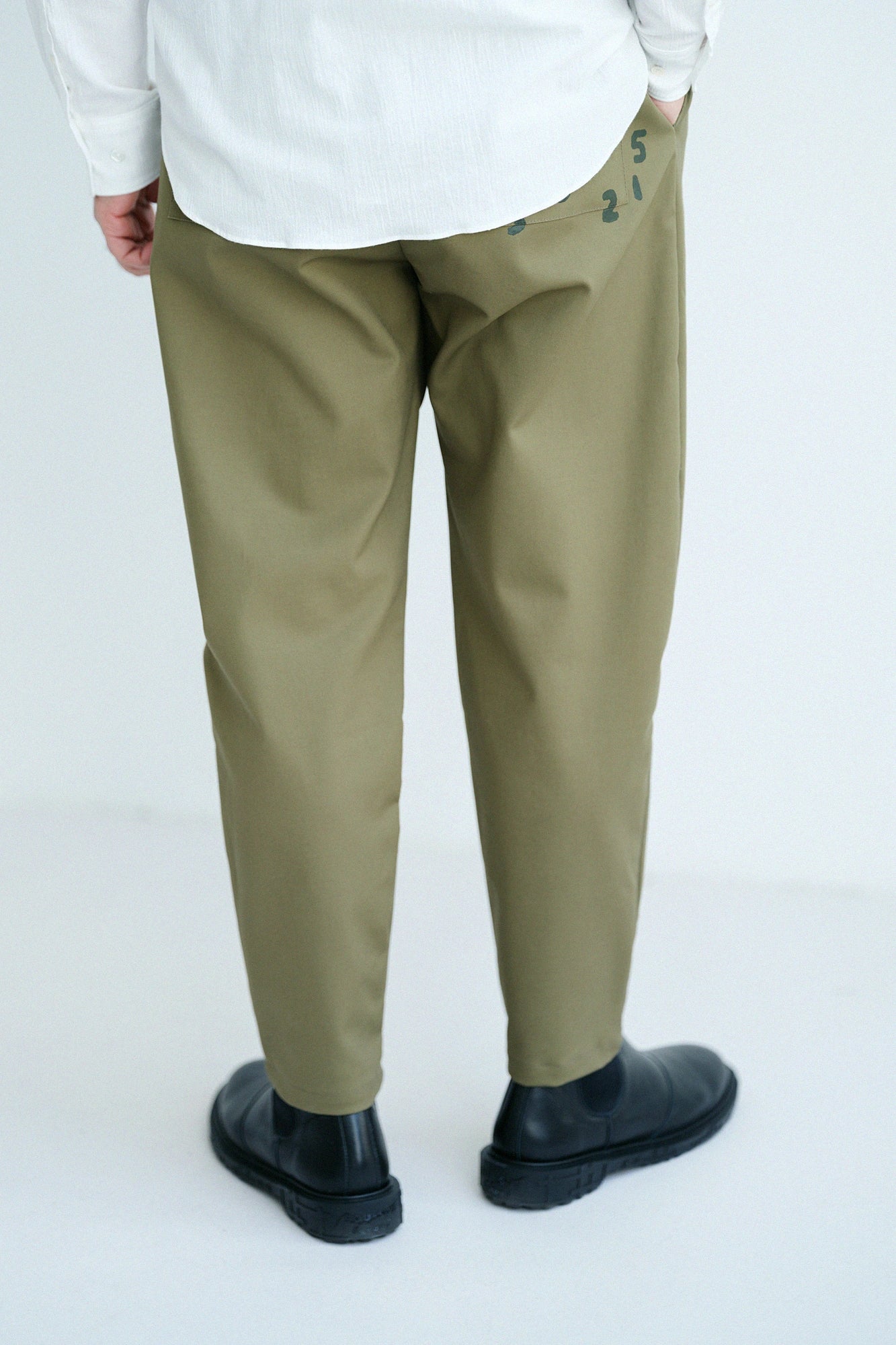 [Versand voraussichtlich um den 17. März] Leicht zulaufende Hose mit doppeltem Cross-Stretch/Olivgrün