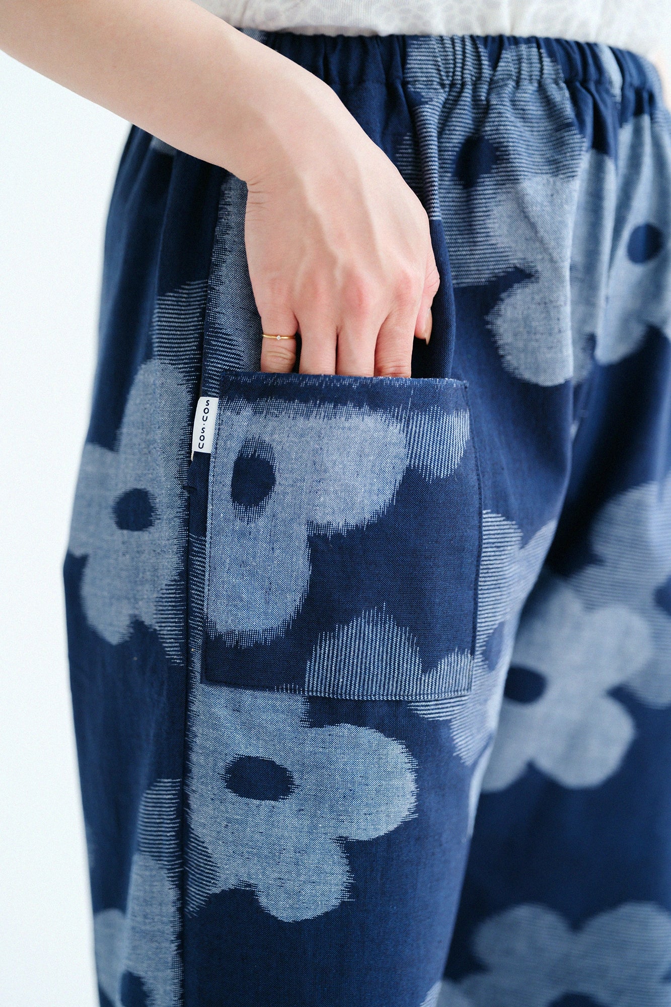 【Ships ard. 6/23】Monpe Workers Pants Kurume Kasuri Monpe / Layered Flowers Ink Blue