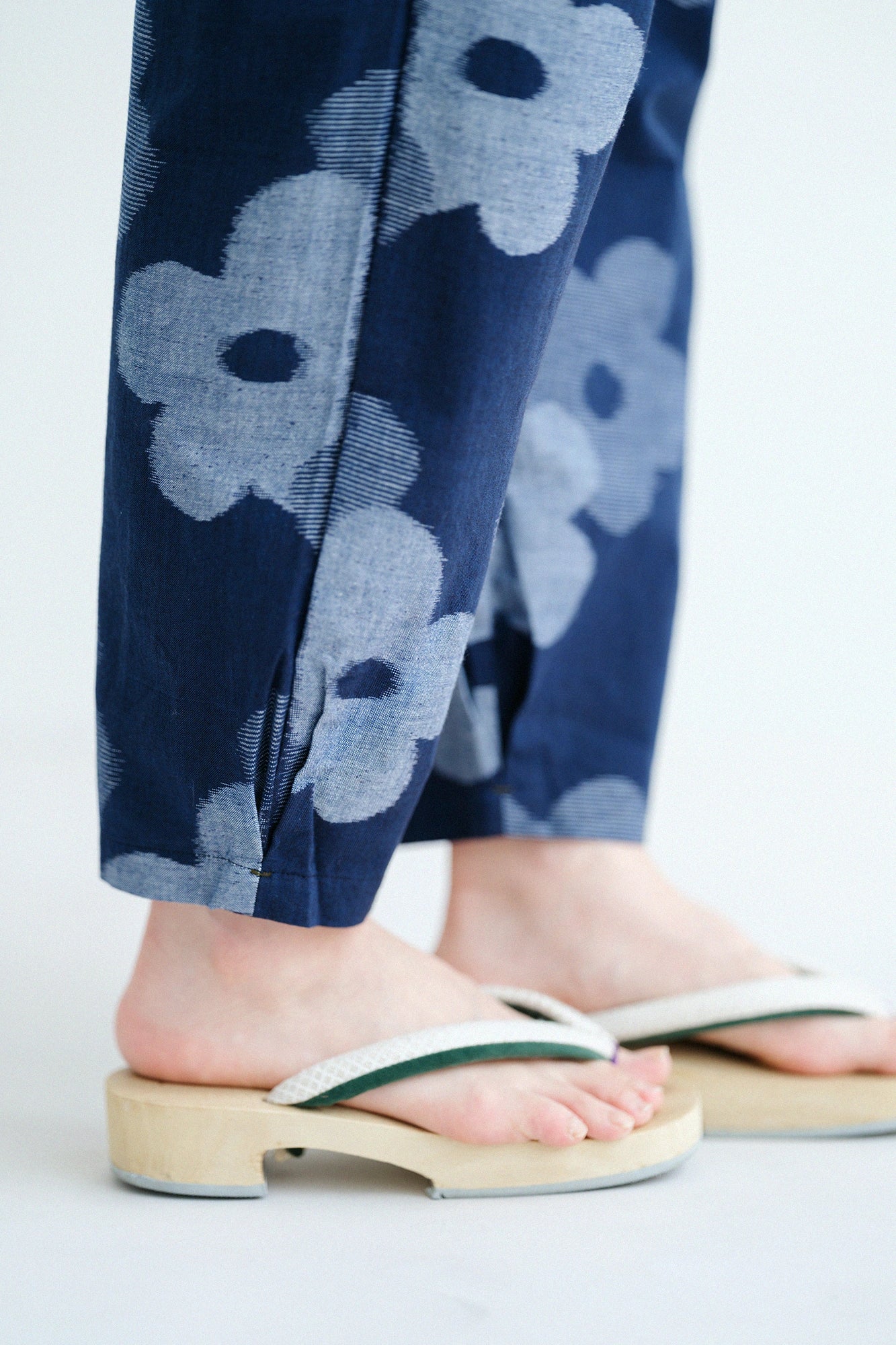 【Ships ard. 6/23】Monpe Workers Pants Kurume Kasuri Monpe / Layered Flowers Ink Blue