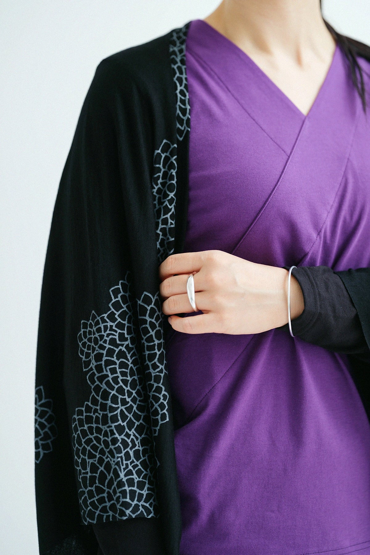 【Ships Ard 9/22】Washable Plain Stitch Wool Squirrel-like Cardigan／Chysanthemum in Clouds and Blank Black