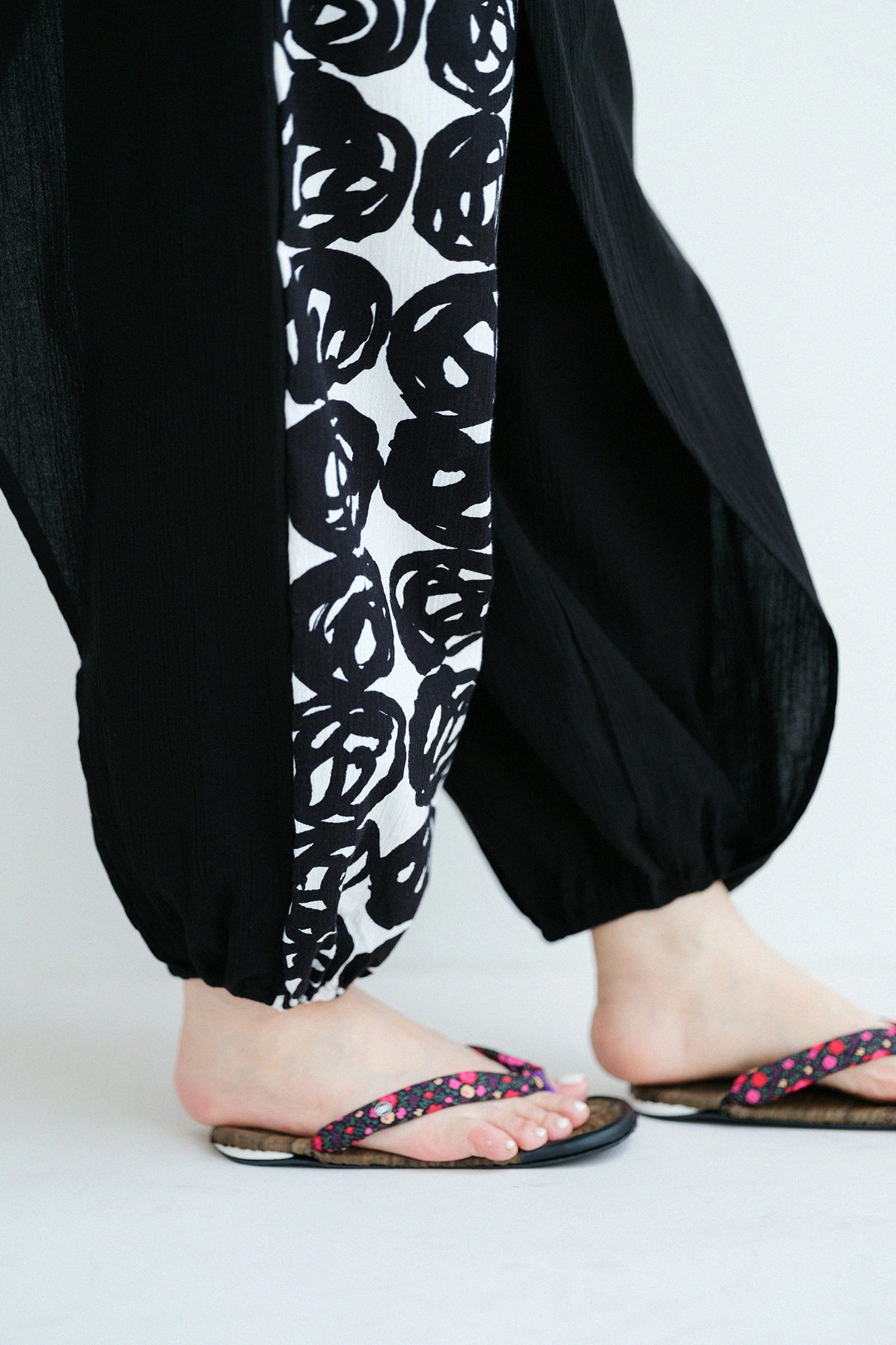 【Ships ard. 6/23】Chizimi Cotton 20/20 Wrap Harem Pants Bi-color / Black×Pine Cones