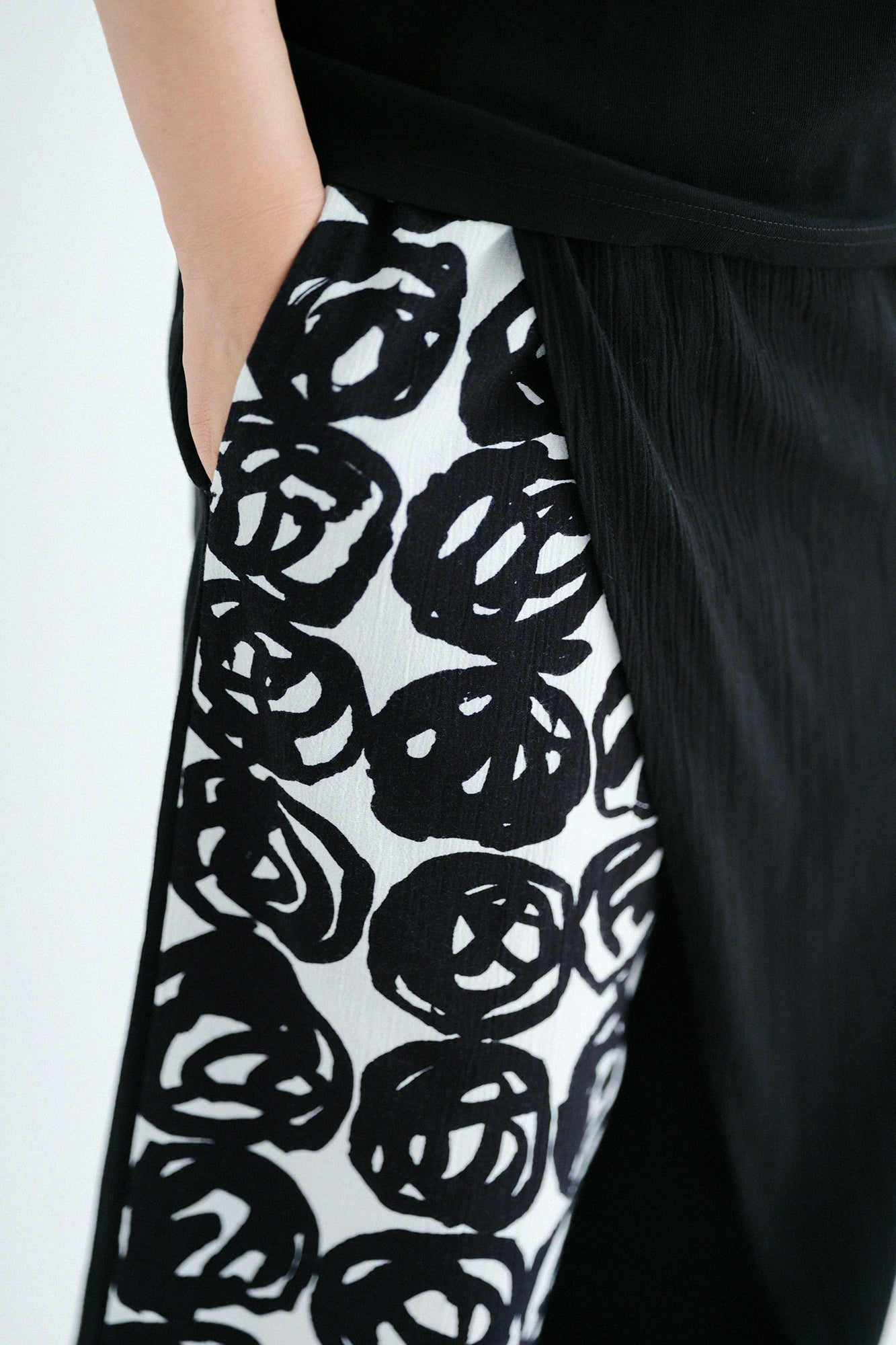 【Ships ard. 6/23】Chizimi Cotton 20/20 Wrap Harem Pants Bi-color / Black×Pine Cones