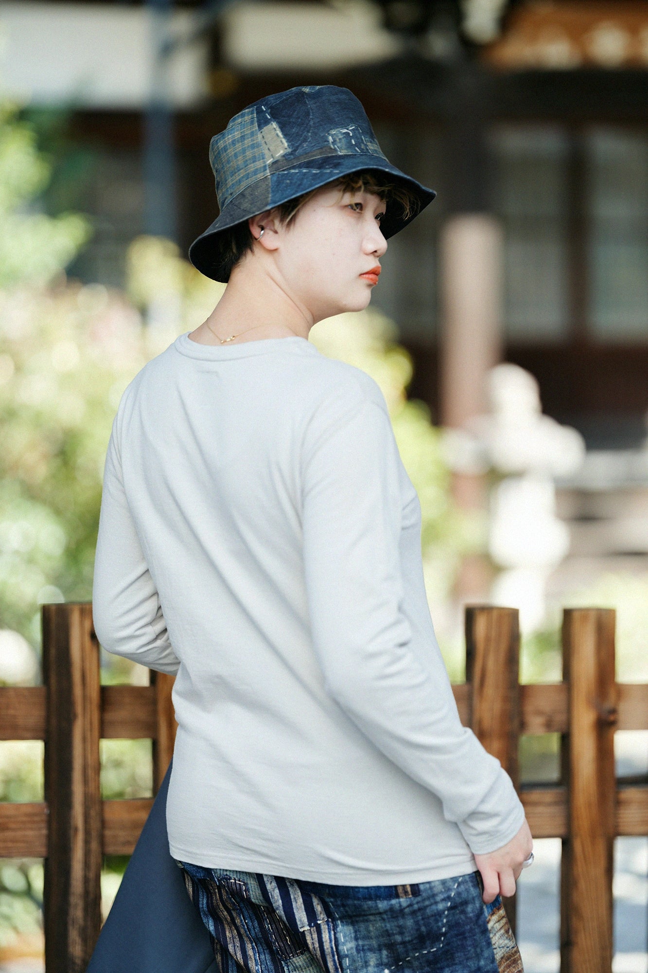 [Versand voraussichtlich um den 17. März herum] Plattiertes Jersey-T-Shirt mit langen Ärmeln und Taschen/Sandbeige