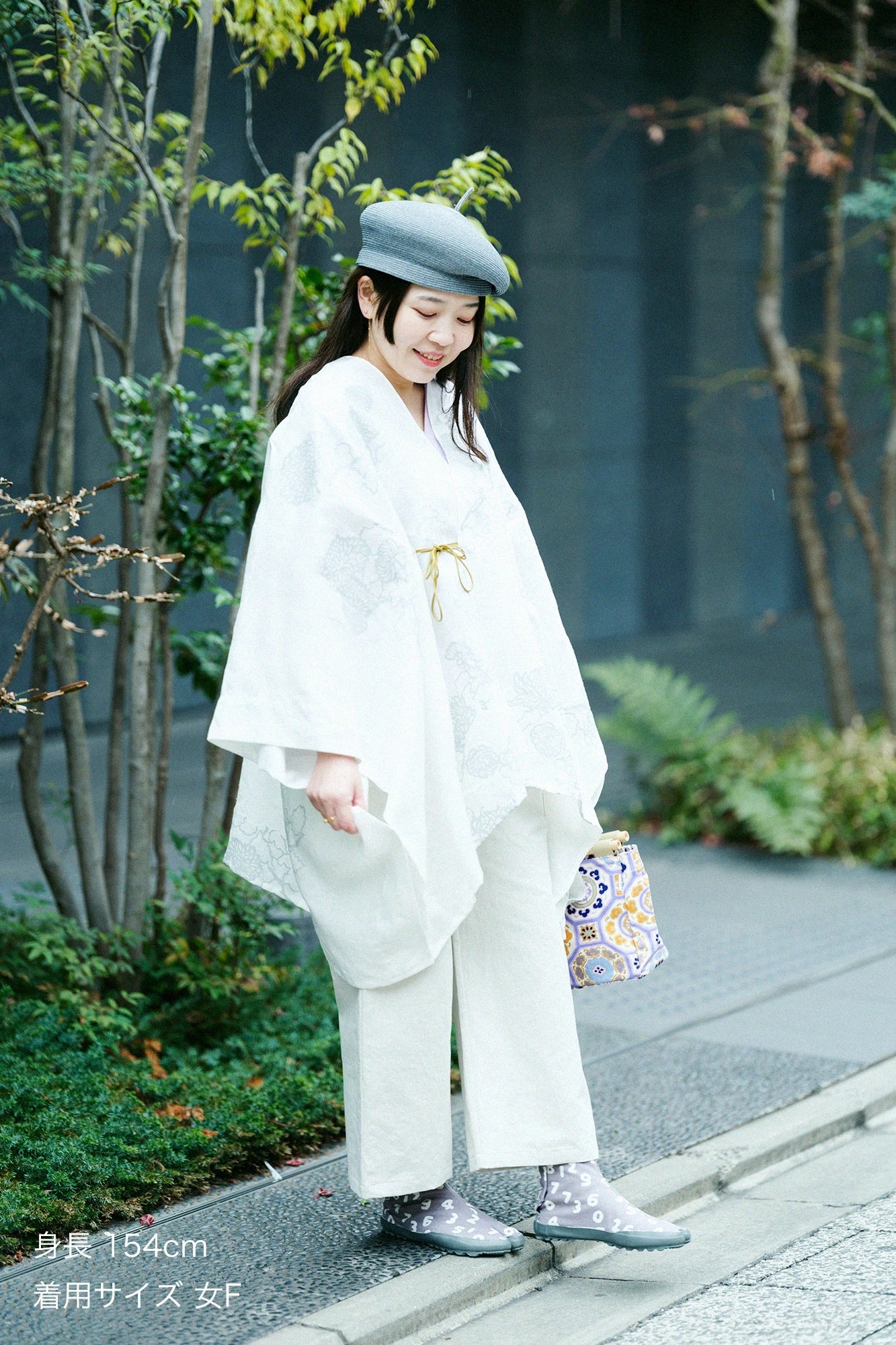 【Scheduled to ship around Mar 3】Linen Kisaragi Poncho／Kumodori with Chrysanthemum and Blank  White